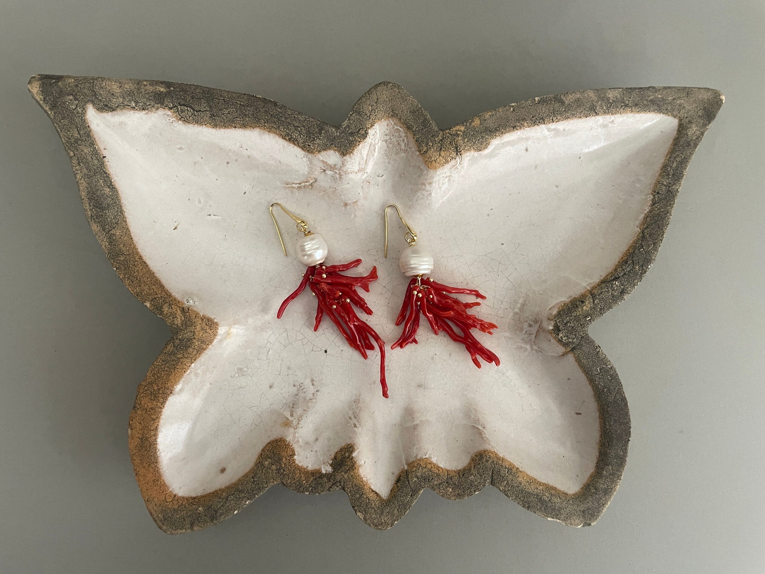 Orecchini argento 925, grappolo rami di corallo autentico del Mediterraneo, perla barocca, orecchini siciliani, regalo per lei. Corallo del Mediterraneo