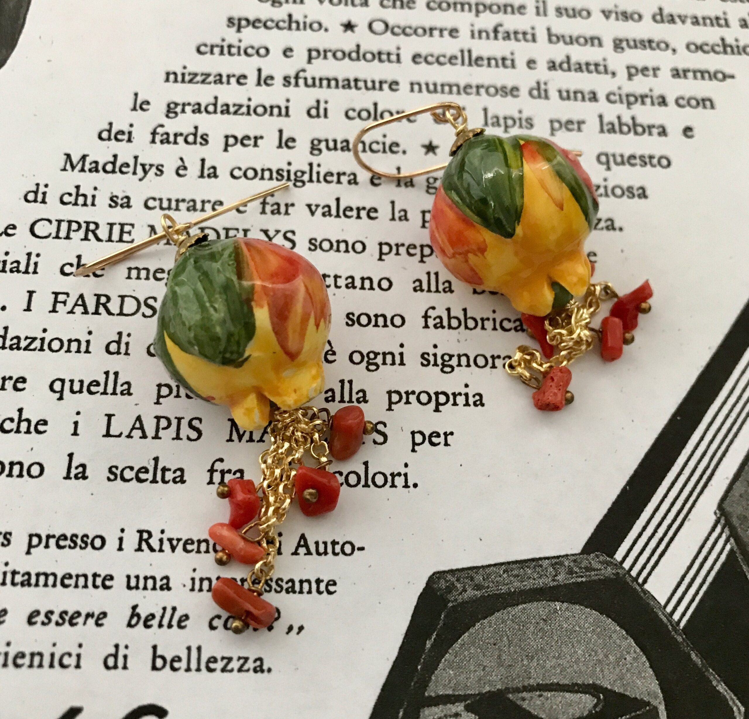 Orecchini siciliani con melograni in ceramica di caltagirone dipinta a mano e chips di corallo Orecchini caratteristici siciliani