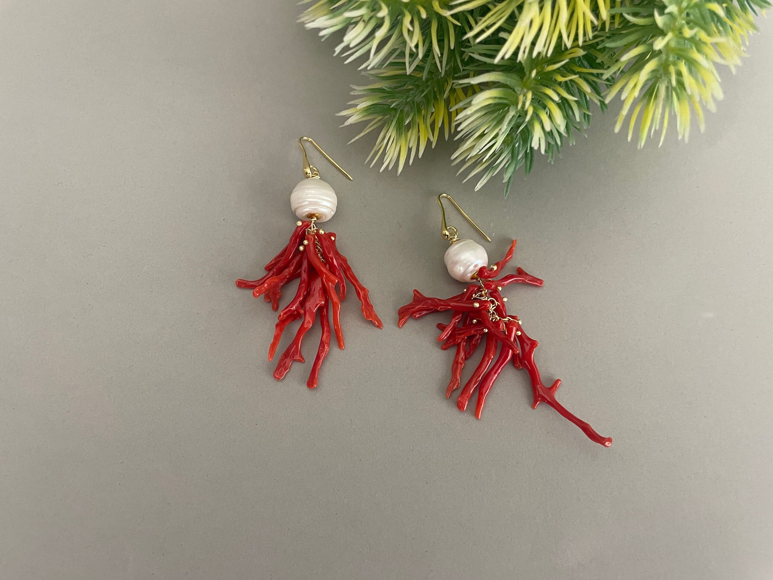Orecchini argento 925, grappolo rami di corallo autentico del Mediterraneo, perla barocca, orecchini siciliani, regalo per lei. Corallo del Mediterraneo