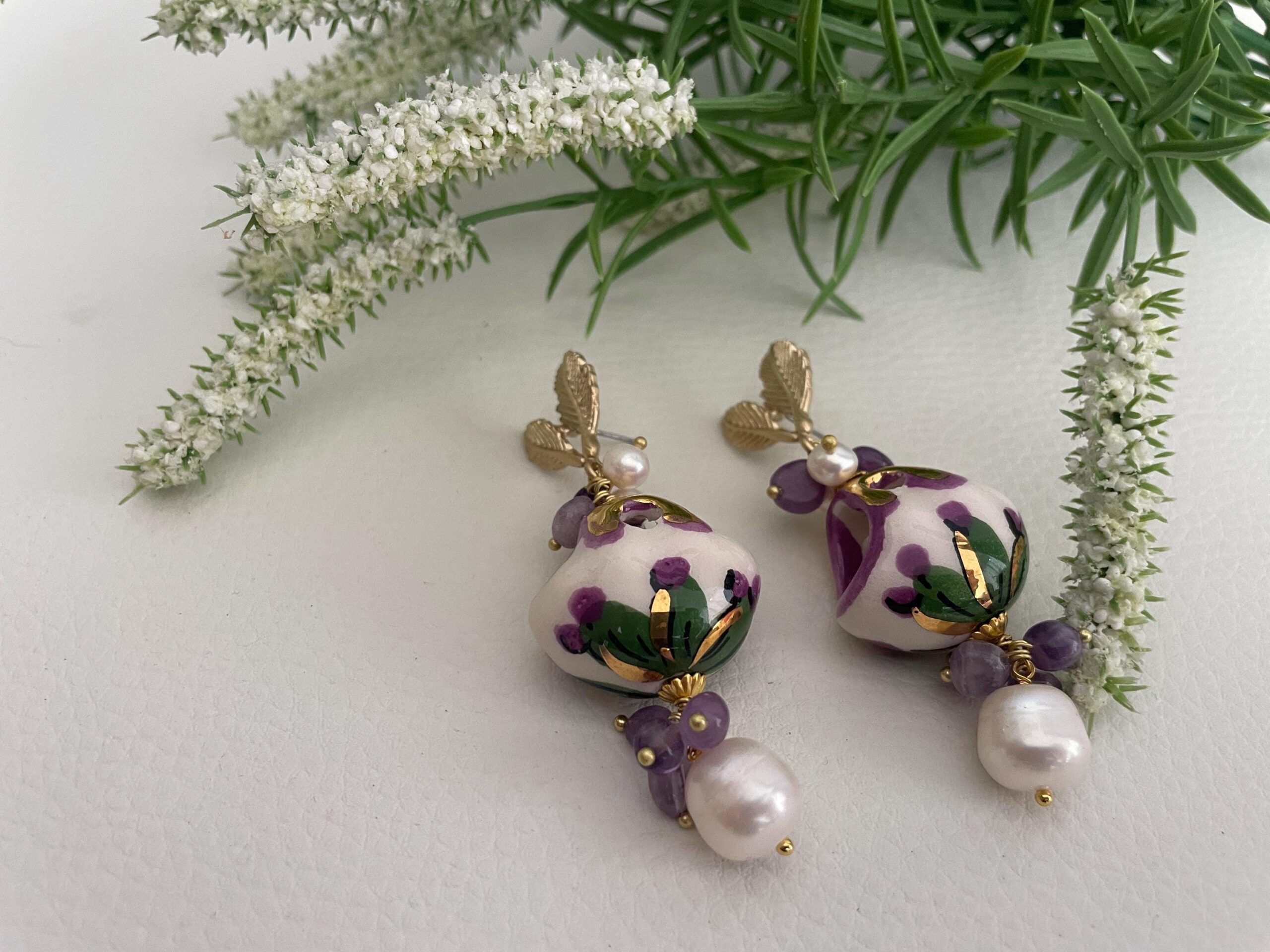 Orecchini siciliani, grappoli di Ametista, perle barocche, borsetta ceramica di Caltagirone, orecchini viola, orecchini maxi. Folklore siciliano