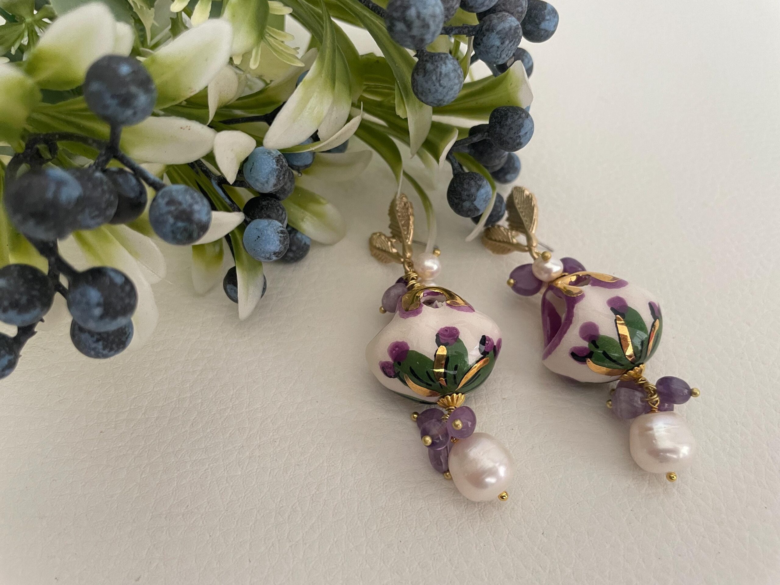 Orecchini siciliani, grappoli di Ametista, perle barocche, borsetta ceramica di Caltagirone, orecchini viola, orecchini maxi. Folklore siciliano