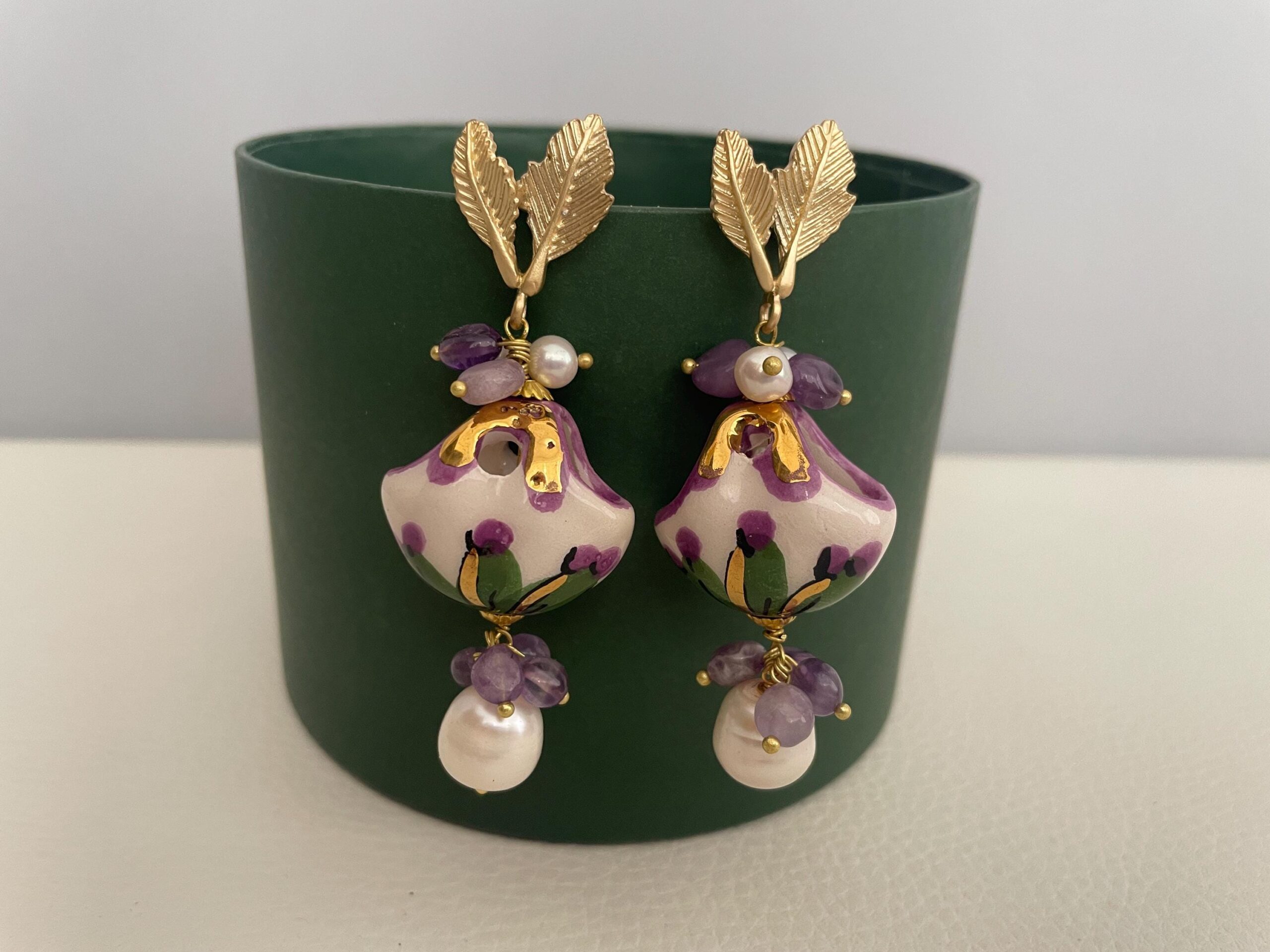 Orecchini siciliani, grappoli di Ametista, perle barocche, borsetta ceramica di Caltagirone, orecchini viola, orecchini maxi. Folklore siciliano