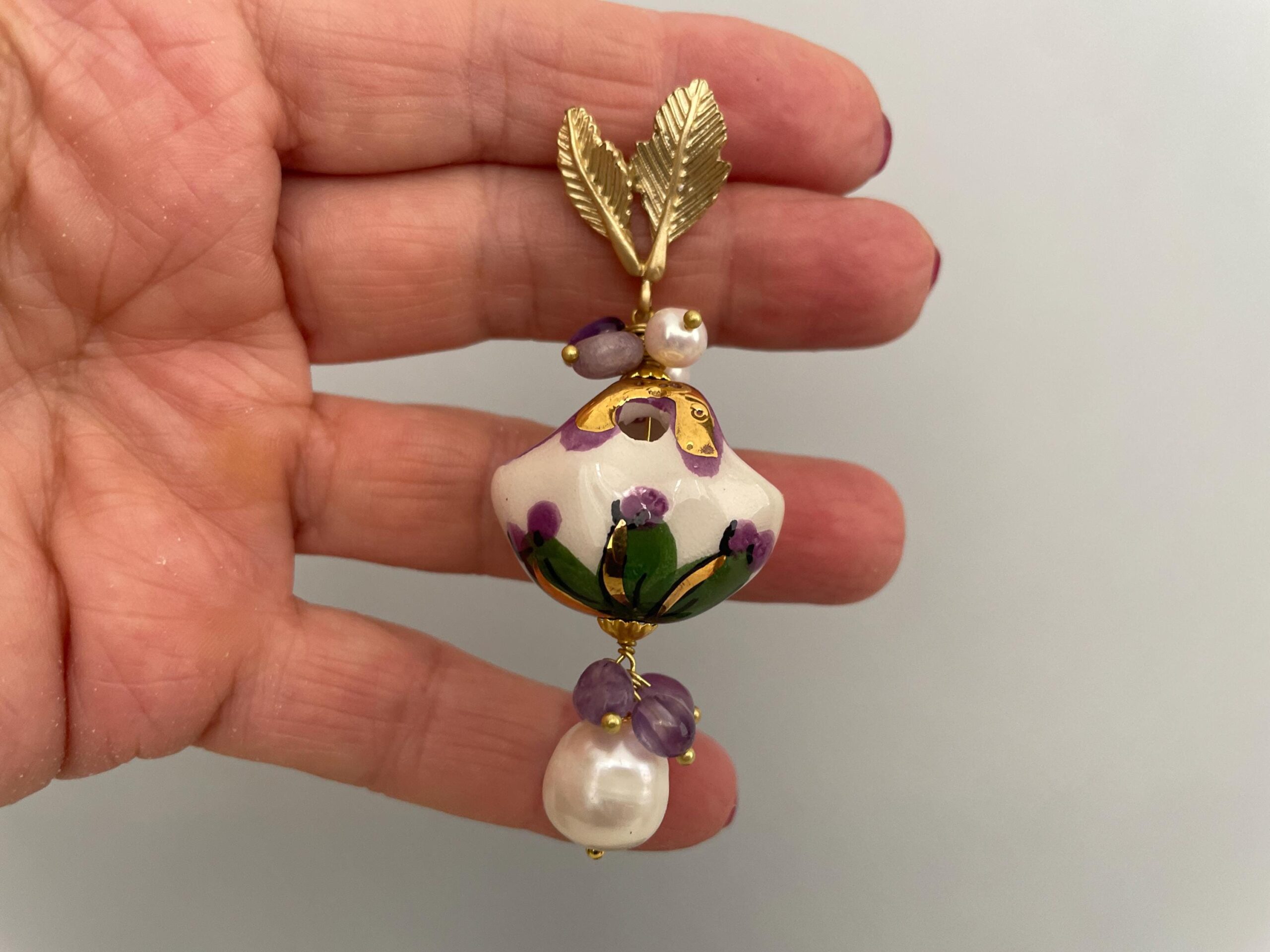 Orecchini siciliani, grappoli di Ametista, perle barocche, borsetta ceramica di Caltagirone, orecchini viola, orecchini maxi. Folklore siciliano