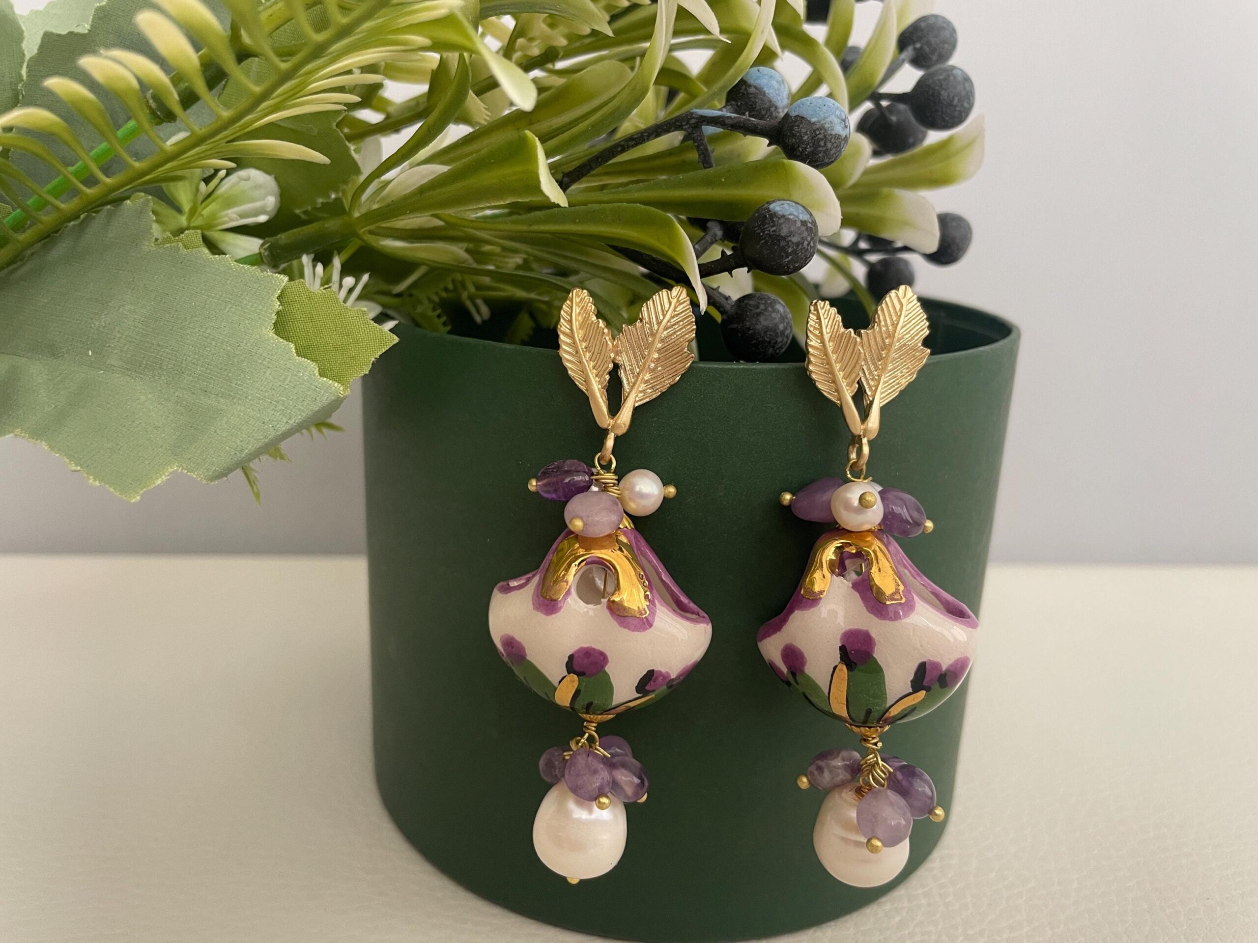 Orecchini siciliani, grappoli di Ametista, perle barocche, borsetta ceramica di Caltagirone, orecchini viola, orecchini maxi. Folklore siciliano