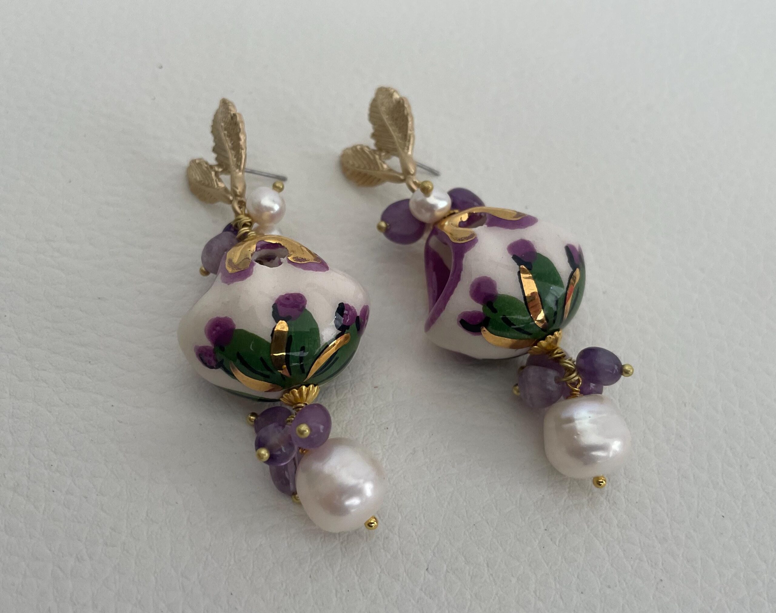 Orecchini siciliani, grappoli di Ametista, perle barocche, borsetta ceramica di Caltagirone, orecchini viola, orecchini maxi. Folklore siciliano