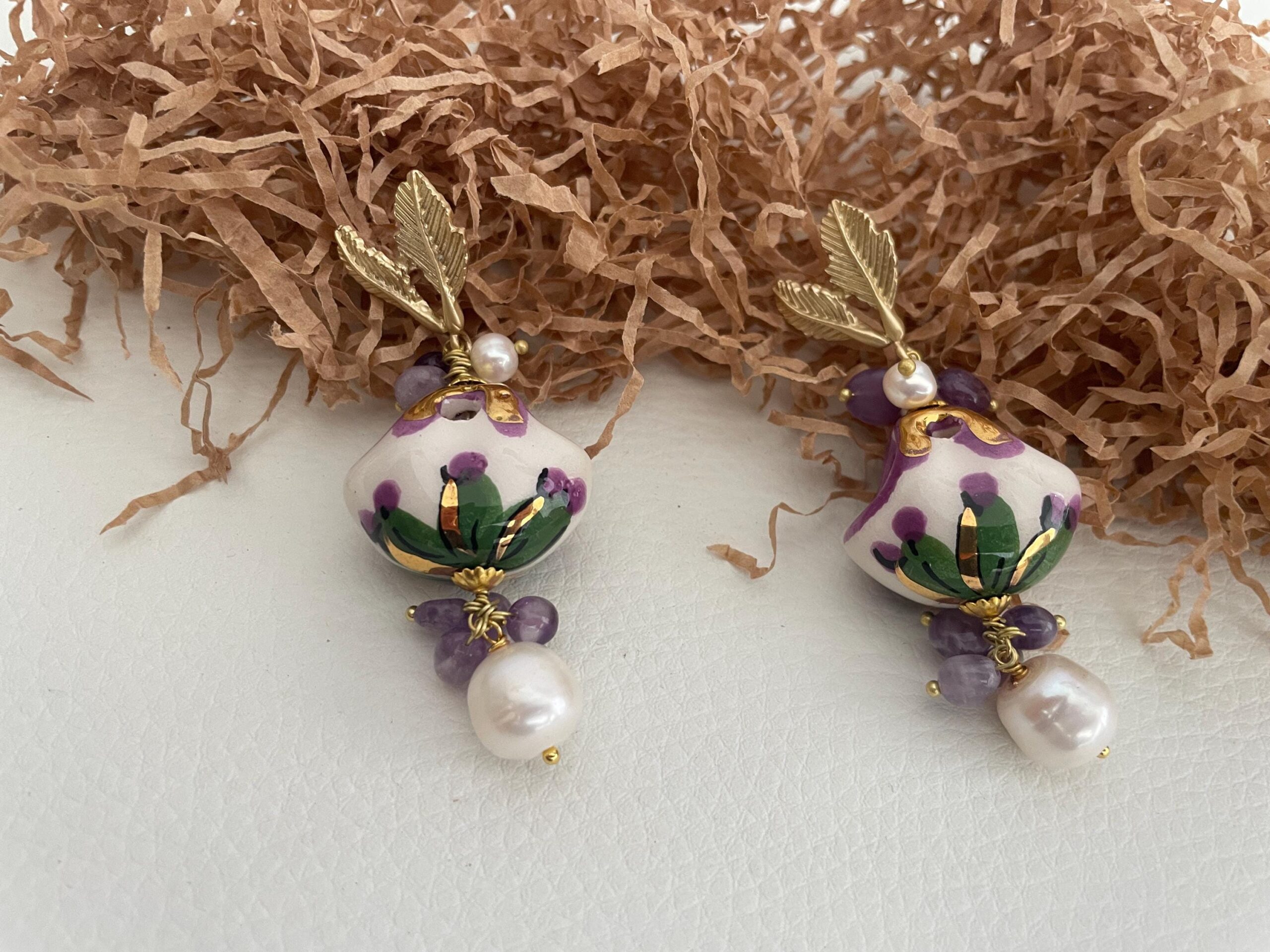 Orecchini siciliani, grappoli di Ametista, perle barocche, borsetta ceramica di Caltagirone, orecchini viola, orecchini maxi. Folklore siciliano