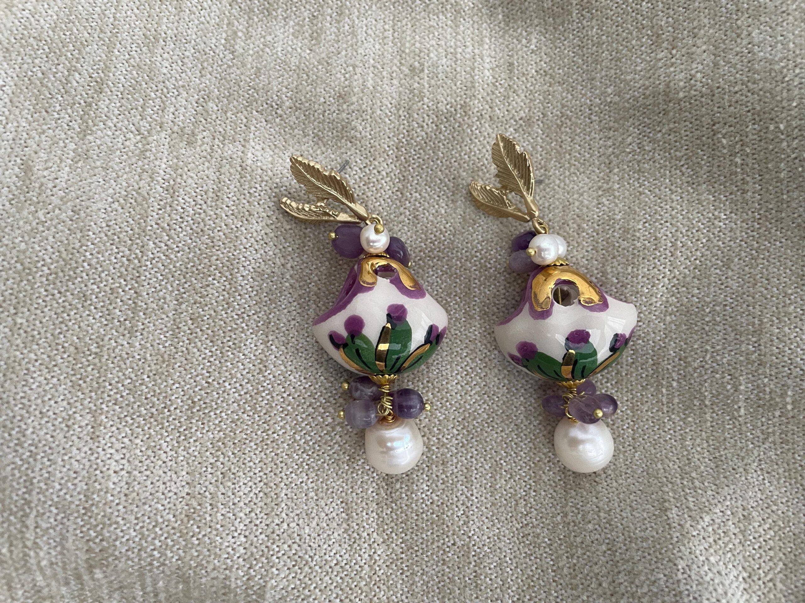 Orecchini siciliani, grappoli di Ametista, perle barocche, borsetta ceramica di Caltagirone, orecchini viola, orecchini maxi. Folklore siciliano