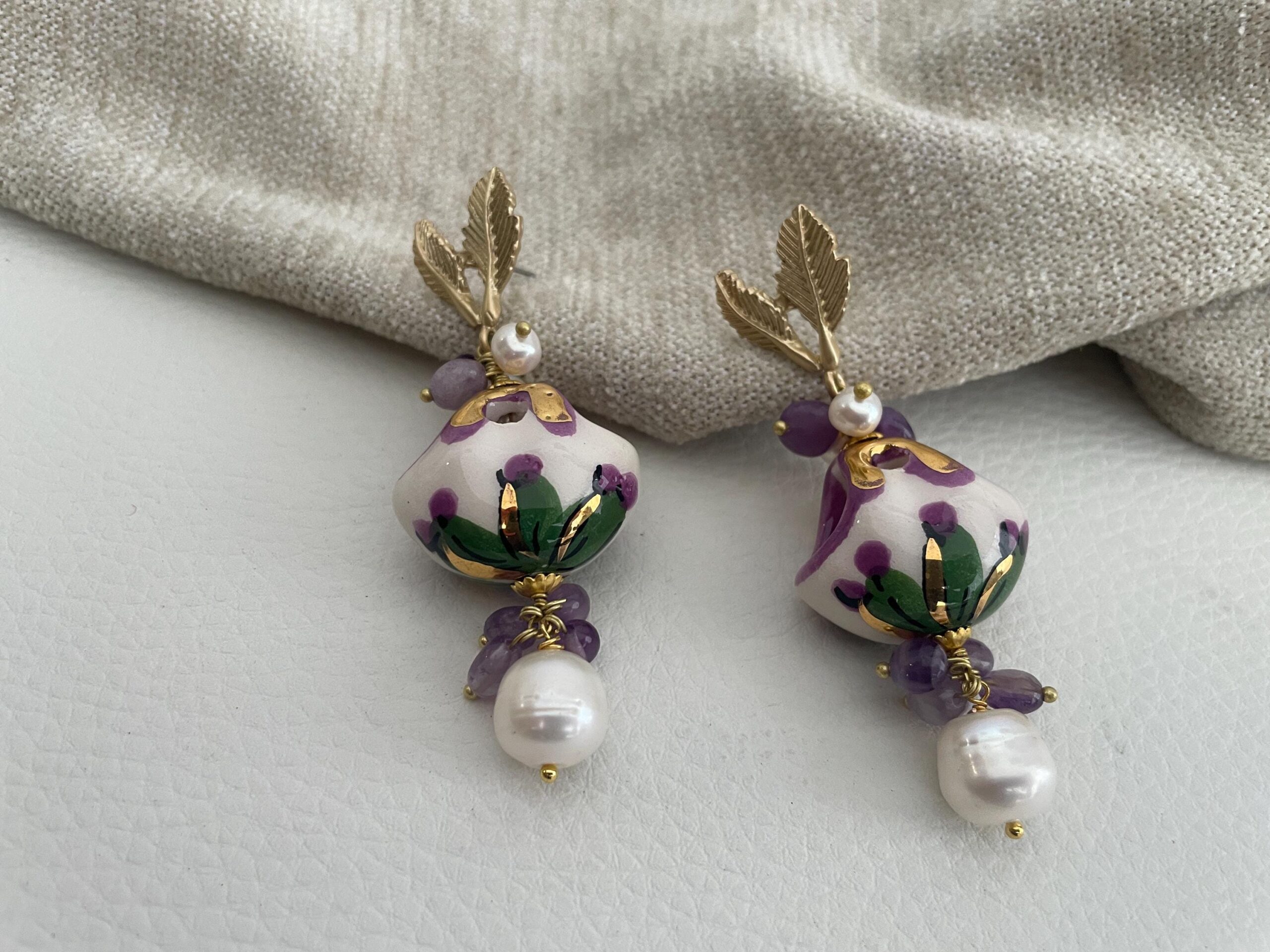 Orecchini siciliani, grappoli di Ametista, perle barocche, borsetta ceramica di Caltagirone, orecchini viola, orecchini maxi. Folklore siciliano