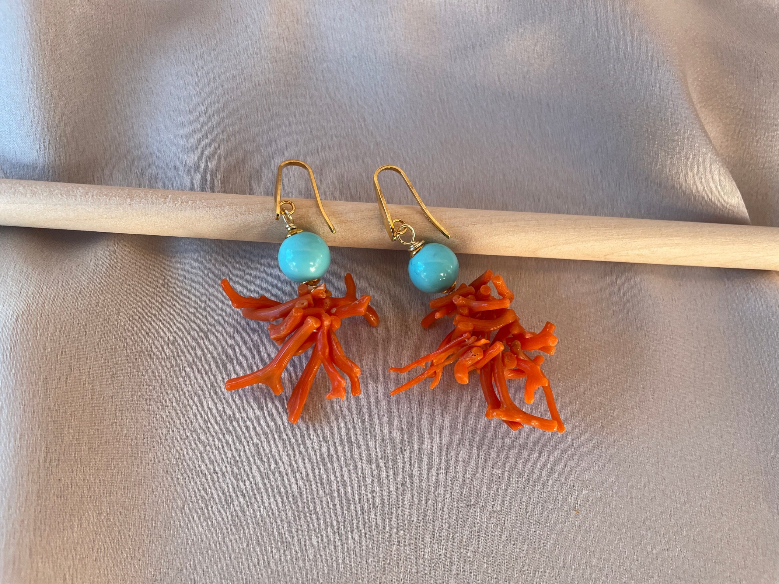 Orecchini con grappolo di rami di corallo autentico del Mediterraneo, perla turchese, orecchini siciliani, regalo per lei. Corallo del Mediterraneo