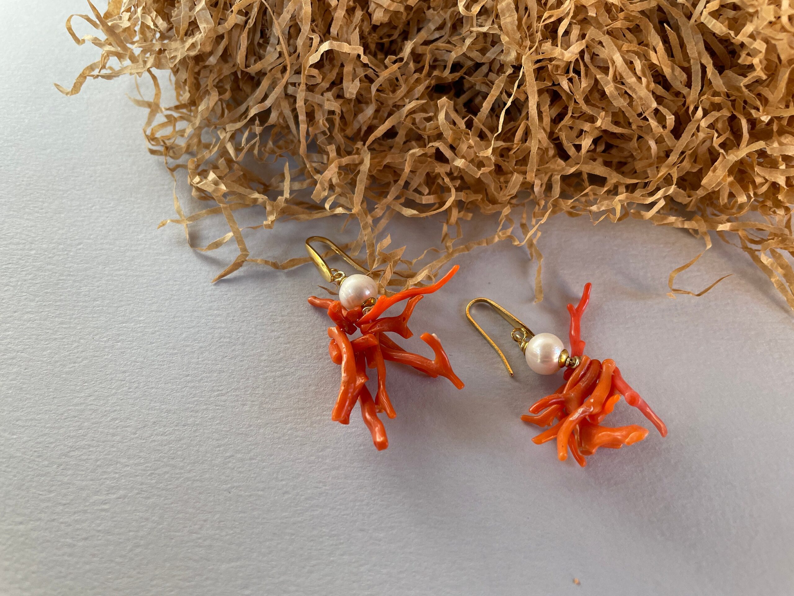 Orecchini con grappolo di rami di corallo autentico del Mediterraneo, perla turchese, orecchini siciliani, regalo per lei. Corallo del Mediterraneo