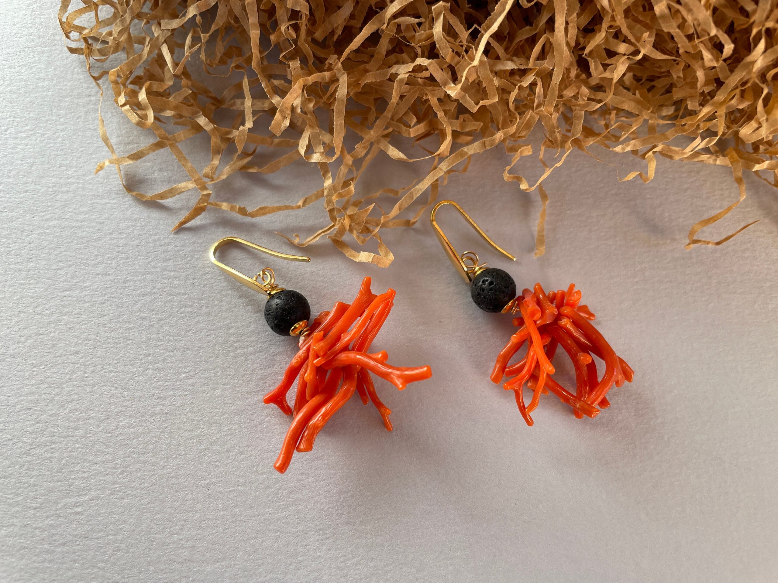 Orecchini con grappolo di rami di corallo autentico del Mediterraneo, perla turchese, orecchini siciliani, regalo per lei. Corallo del Mediterraneo