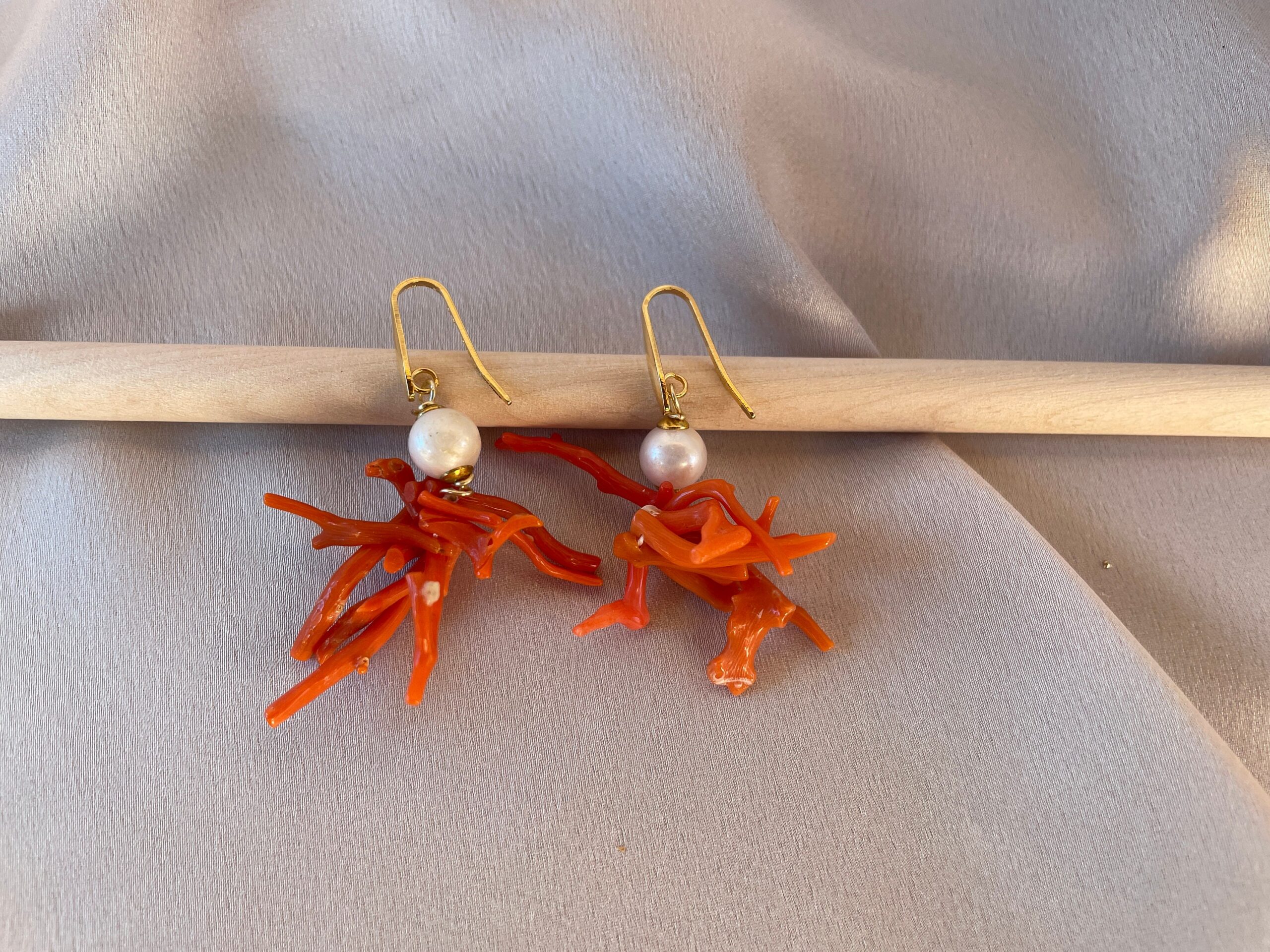 Orecchini con grappolo di rami di corallo autentico del Mediterraneo, perla turchese, orecchini siciliani, regalo per lei. Corallo del Mediterraneo