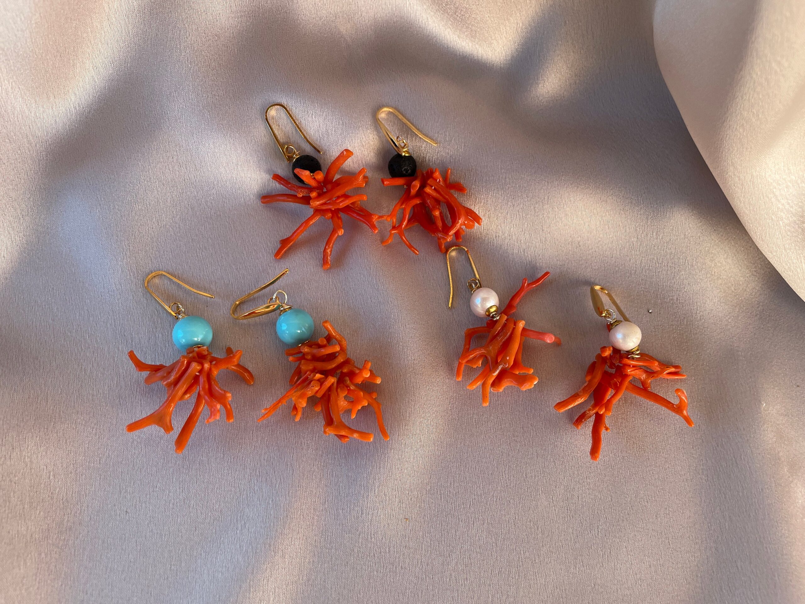 Orecchini con grappolo di rami di corallo autentico del Mediterraneo, perla turchese, orecchini siciliani, regalo per lei. Corallo del Mediterraneo