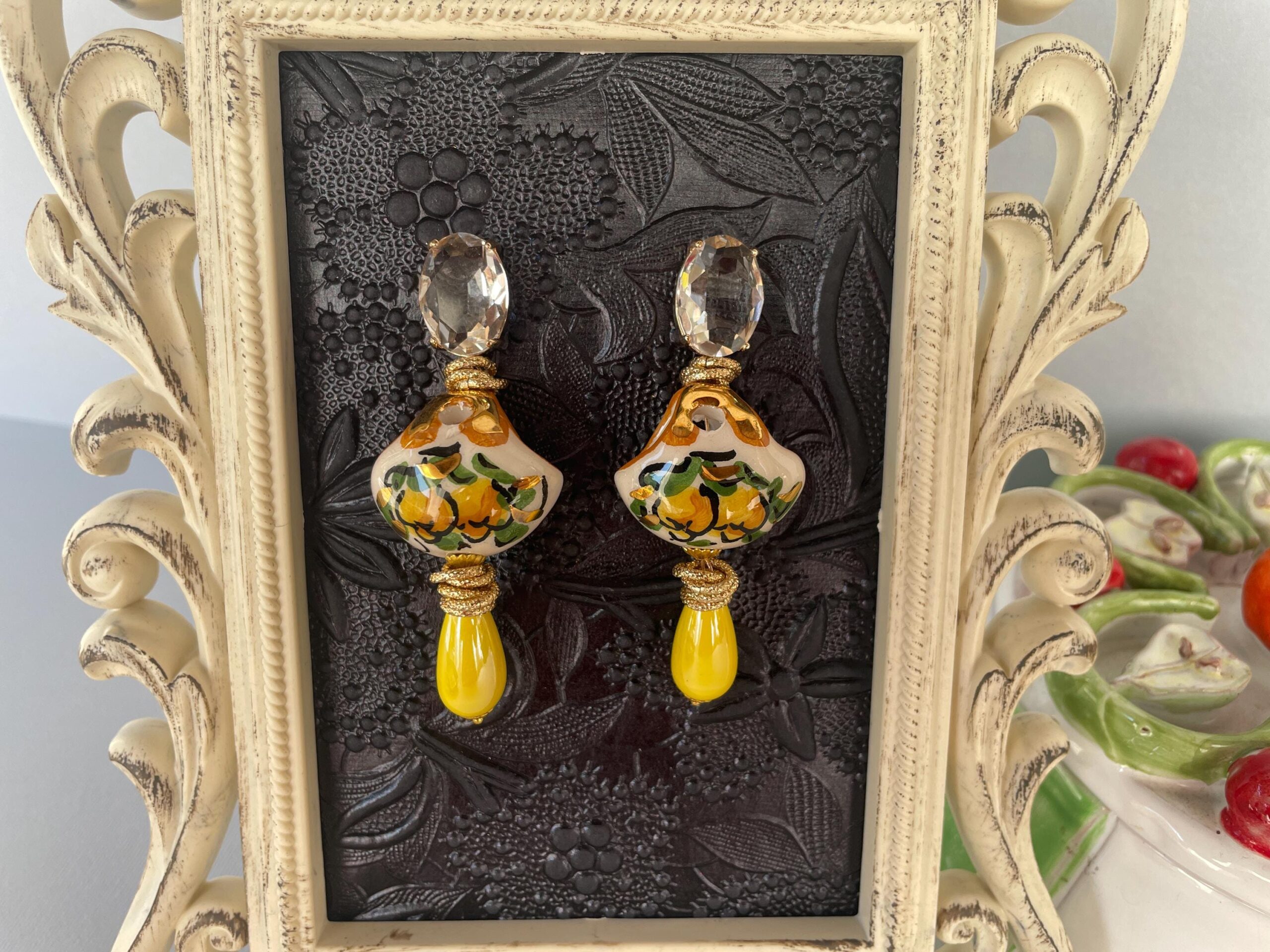 Orecchini siciliani, orecchini a perno con cristallo ovale, borsetta siciliana, orecchini ceramica di Caltagirone, Limoni e goccia gialla. Folklore siciliano