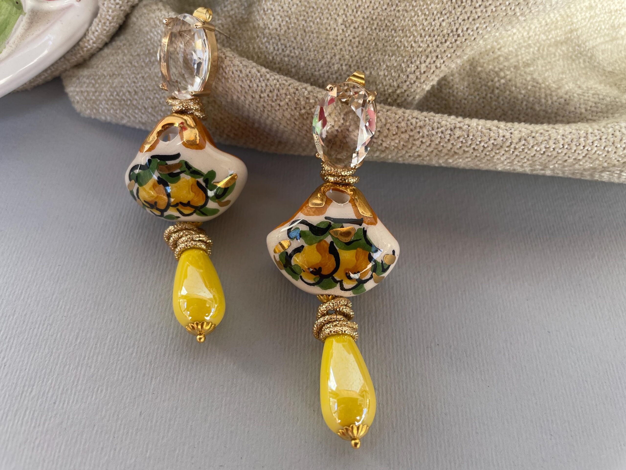 Orecchini siciliani, orecchini a perno con cristallo ovale, borsetta siciliana, orecchini ceramica di Caltagirone, Limoni e goccia gialla. Folklore siciliano