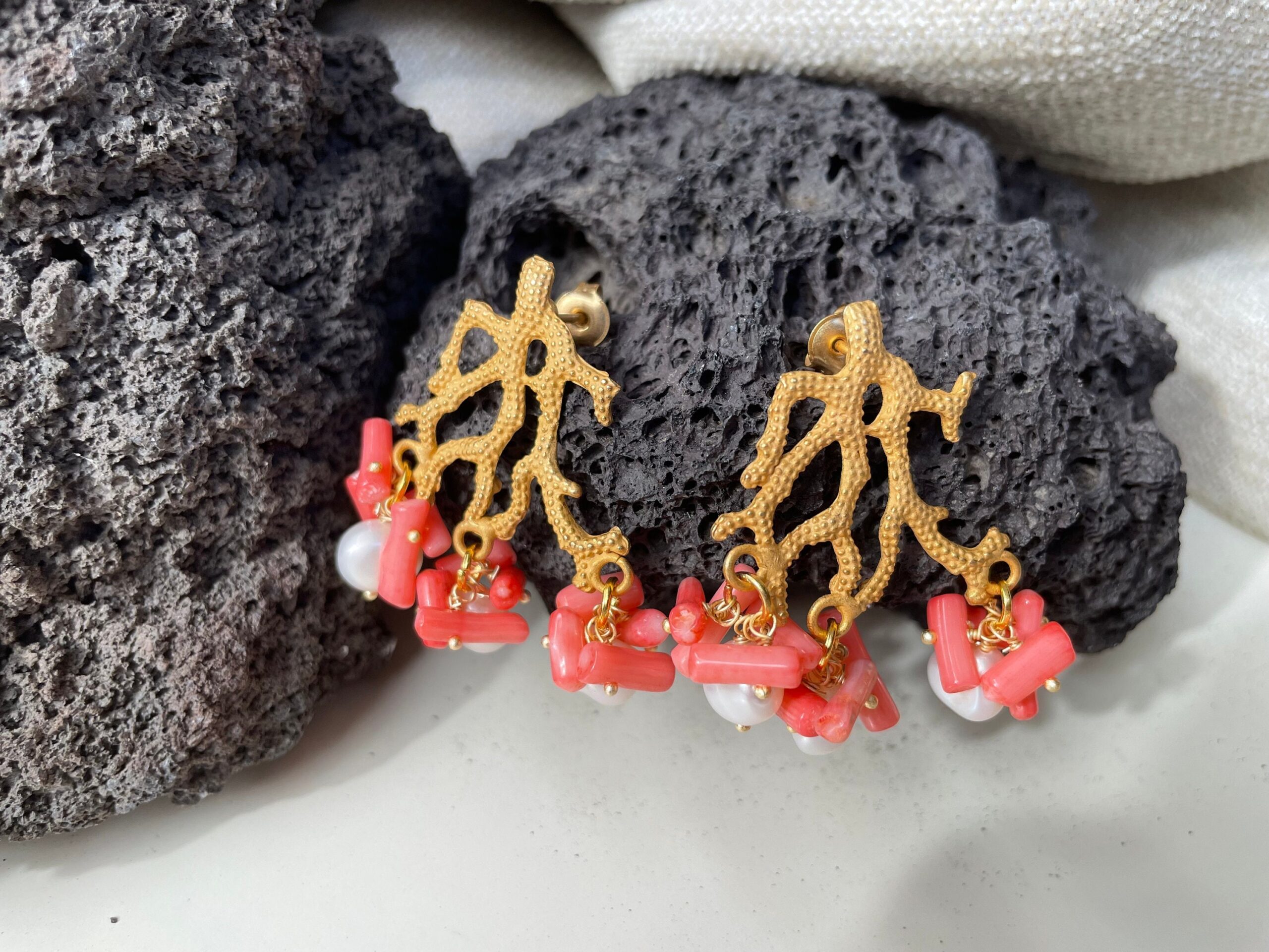Orecchini con perno in ottone, ramo di corallo, corallo rosa e perle di fiume Orecchini caratteristici siciliani