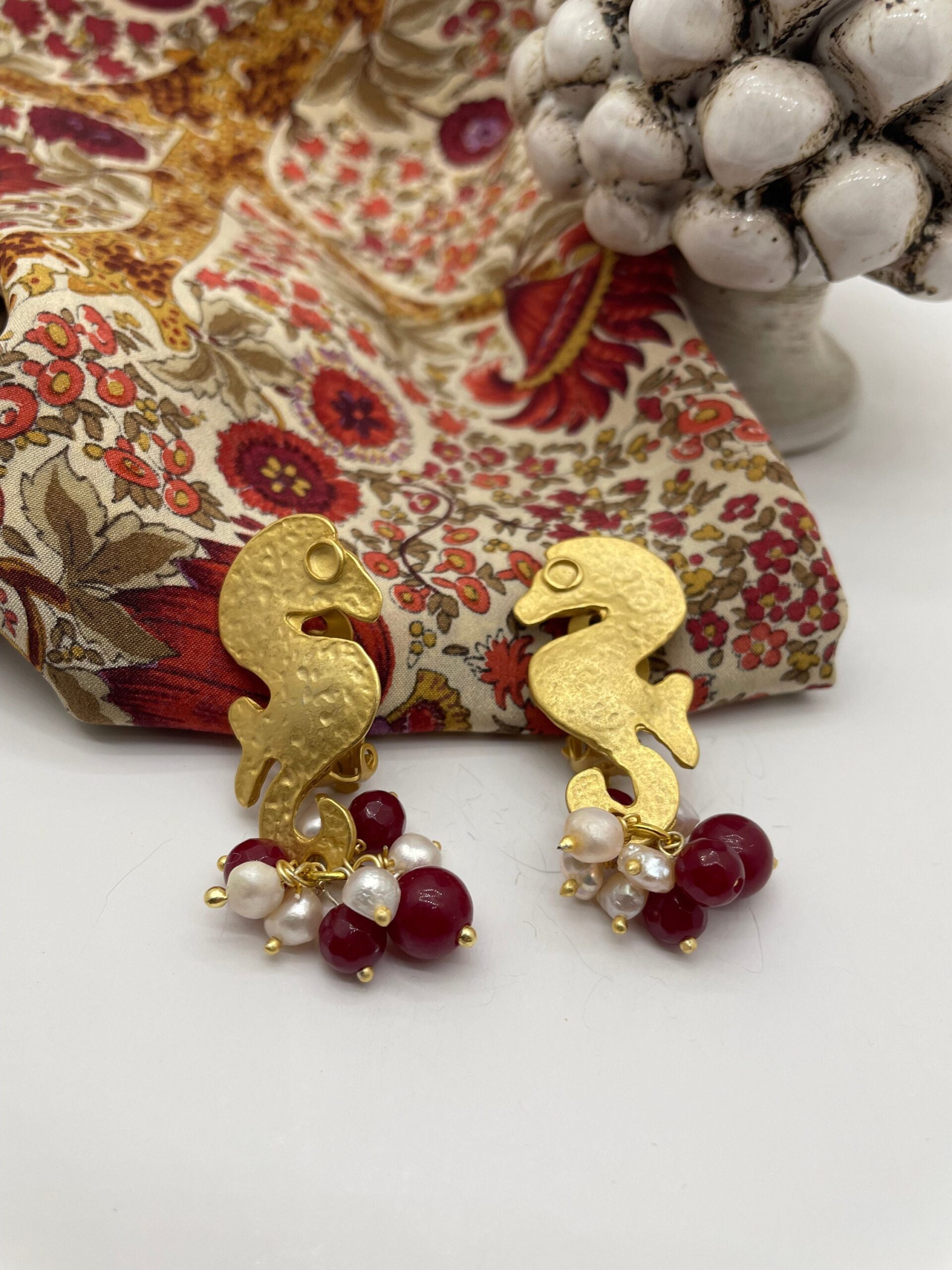 Orecchini clips, cavalluccio marino, ottone, orecchini a grappolo, perle di fiume e agata rossa Orecchini caratteristici siciliani