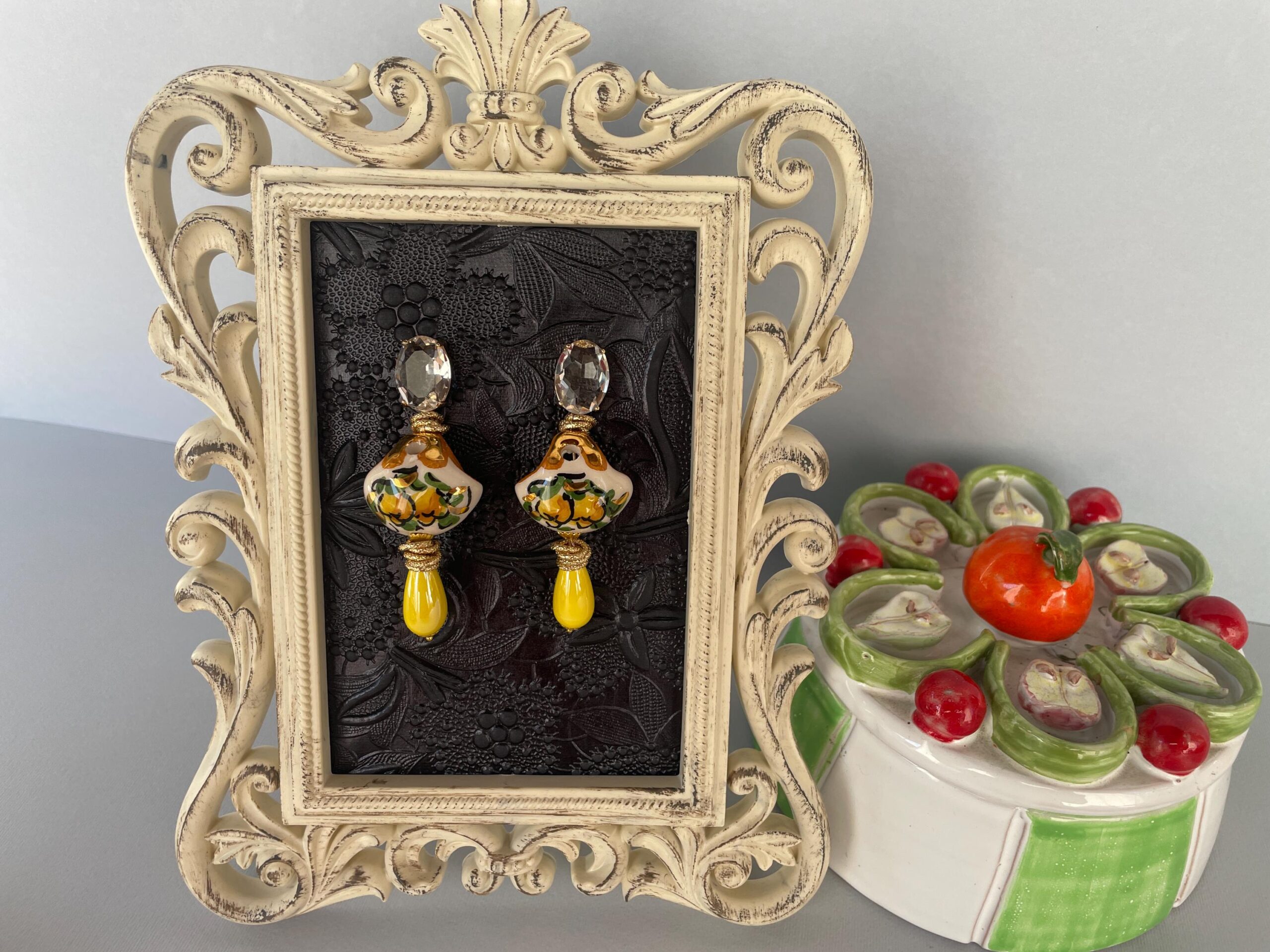 Orecchini siciliani, orecchini a perno con cristallo ovale, borsetta siciliana, orecchini ceramica di Caltagirone, Limoni e goccia gialla. Folklore siciliano