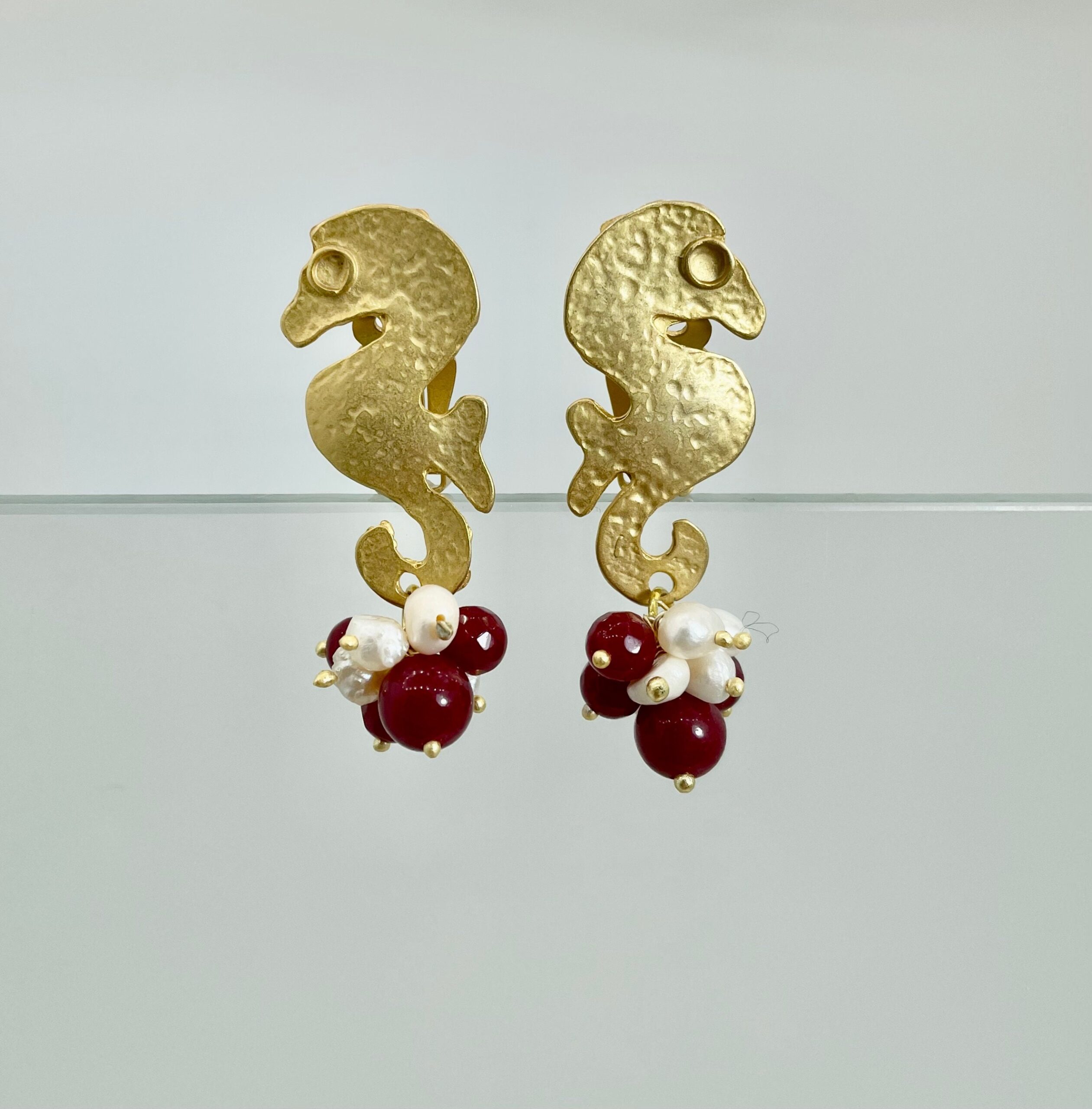 Orecchini clips, cavalluccio marino, ottone, orecchini a grappolo, perle di fiume e agata rossa Orecchini caratteristici siciliani