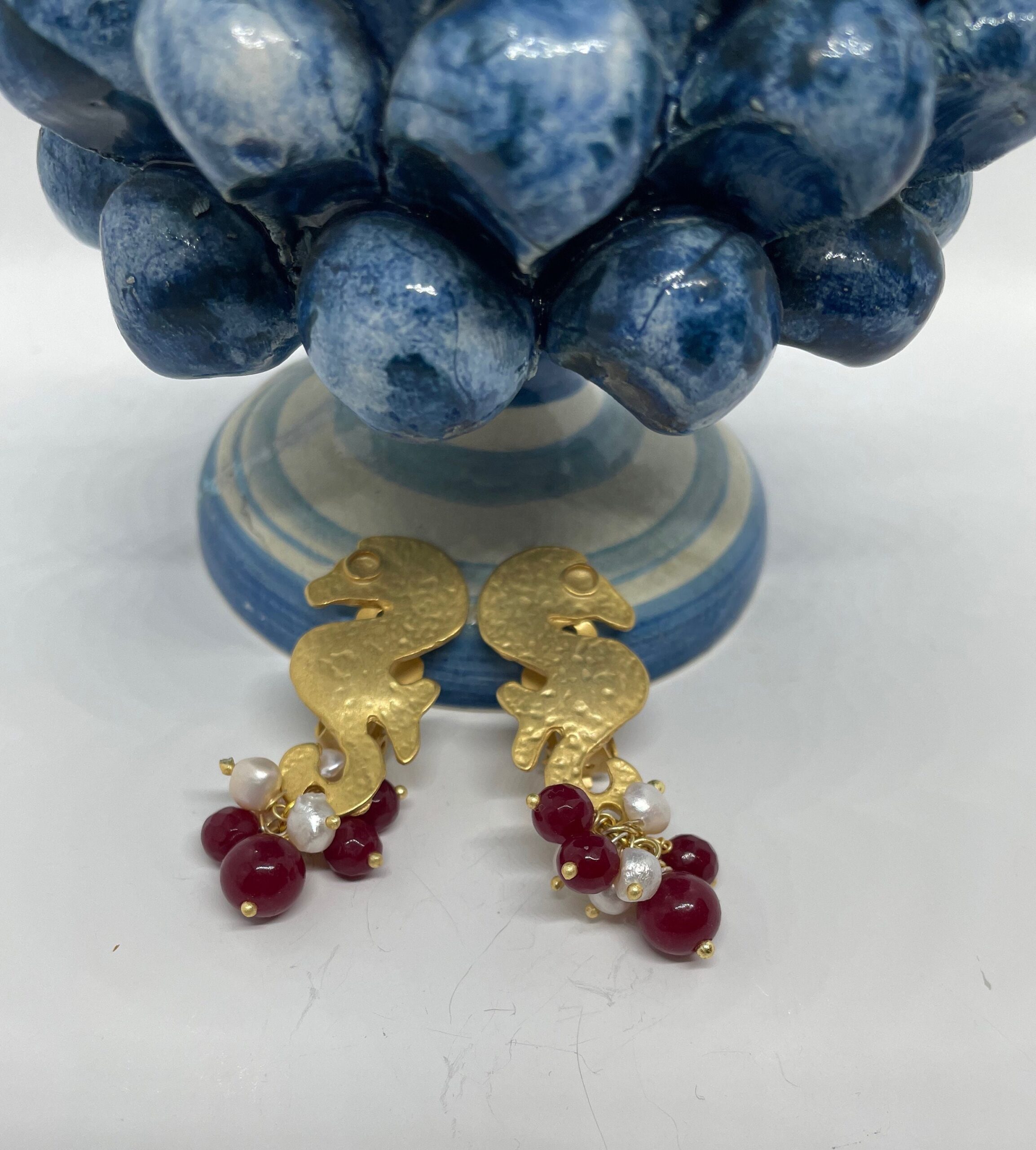 Orecchini clips, cavalluccio marino, ottone, orecchini a grappolo, perle di fiume e agata rossa Orecchini caratteristici siciliani