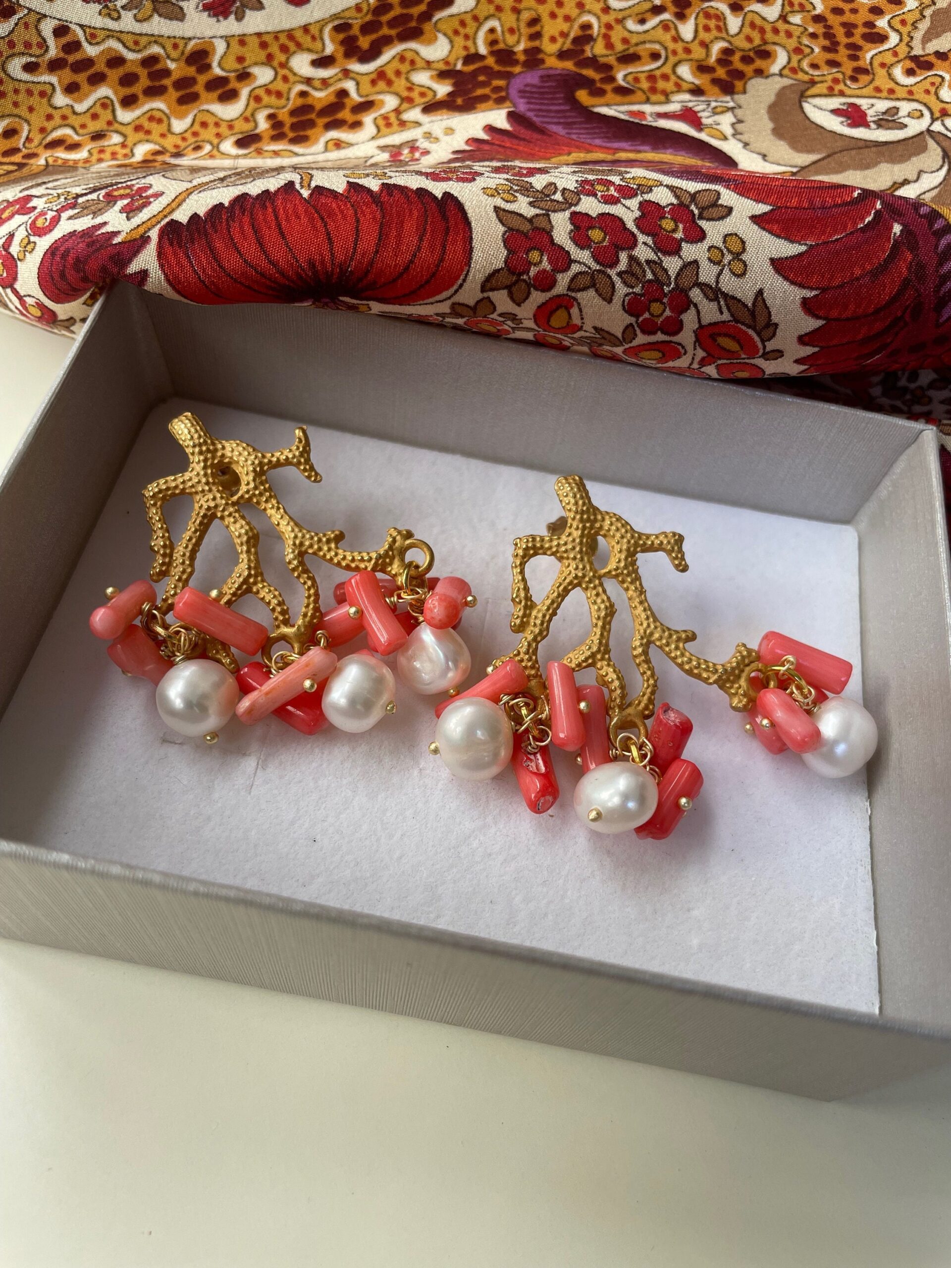 Orecchini con perno in ottone, ramo di corallo, corallo rosa e perle di fiume Orecchini caratteristici siciliani