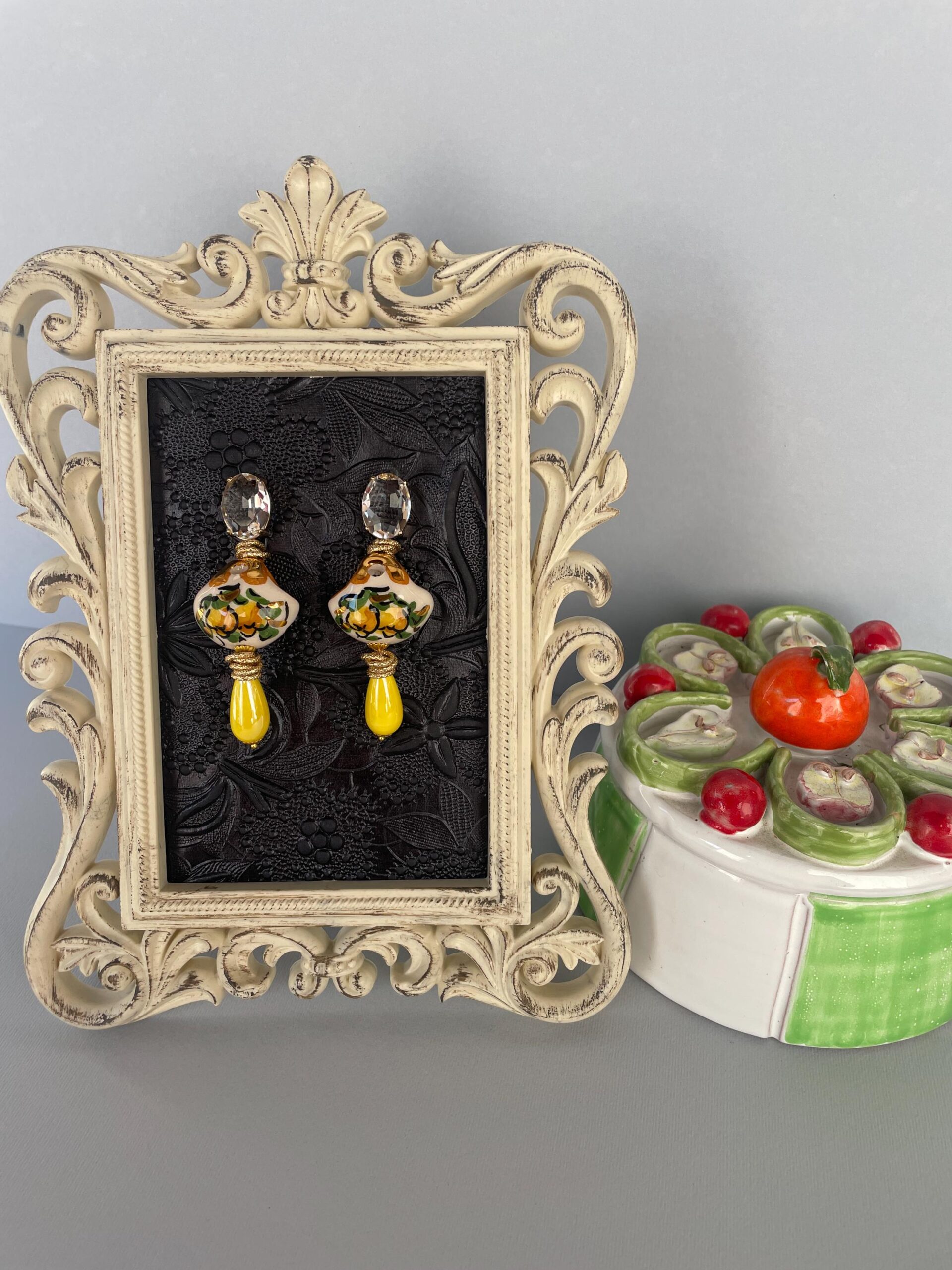 Orecchini siciliani, orecchini a perno con cristallo ovale, borsetta siciliana, orecchini ceramica di Caltagirone, Limoni e goccia gialla. Folklore siciliano