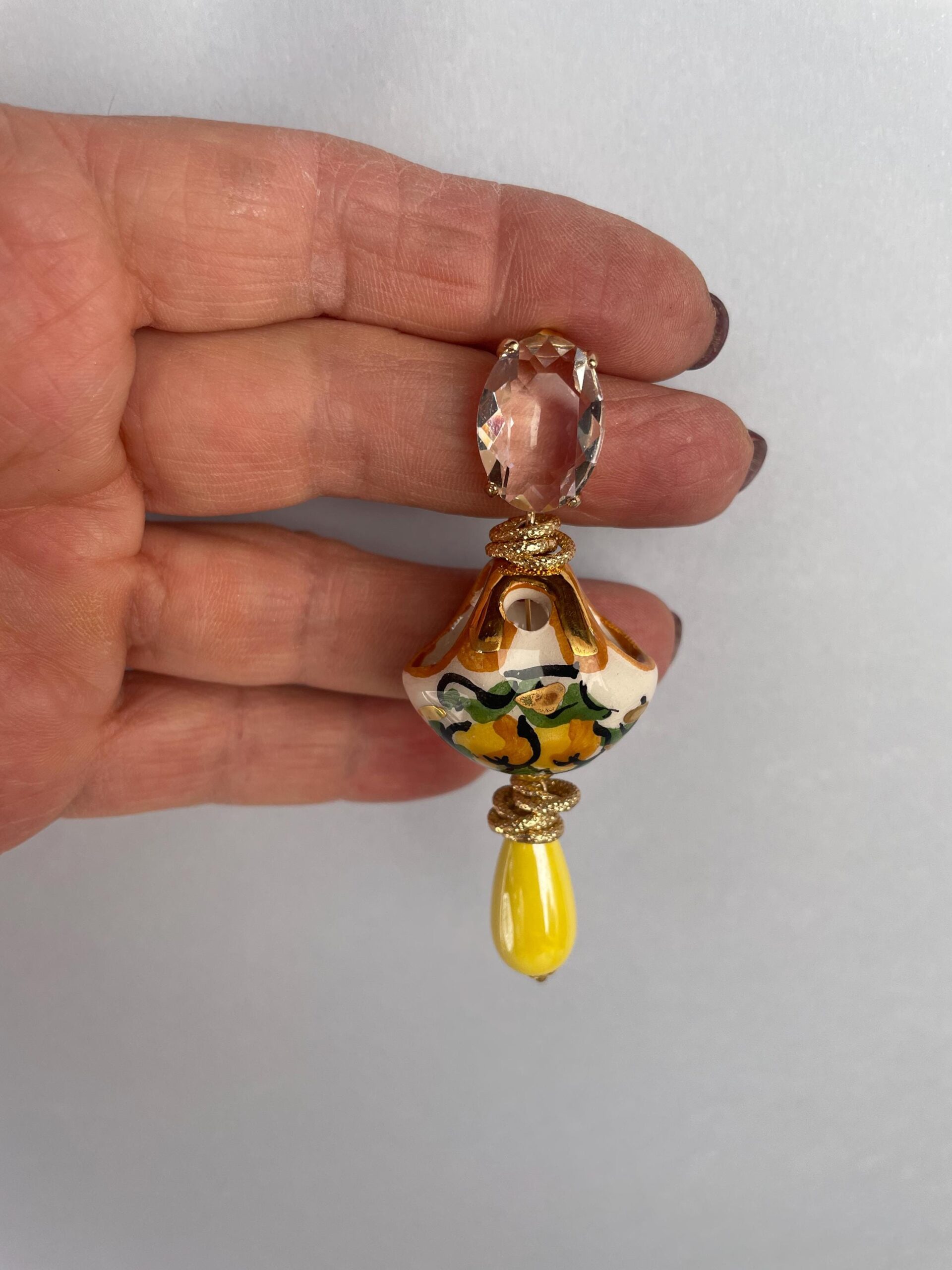 Orecchini siciliani, orecchini a perno con cristallo ovale, borsetta siciliana, orecchini ceramica di Caltagirone, Limoni e goccia gialla. Folklore siciliano