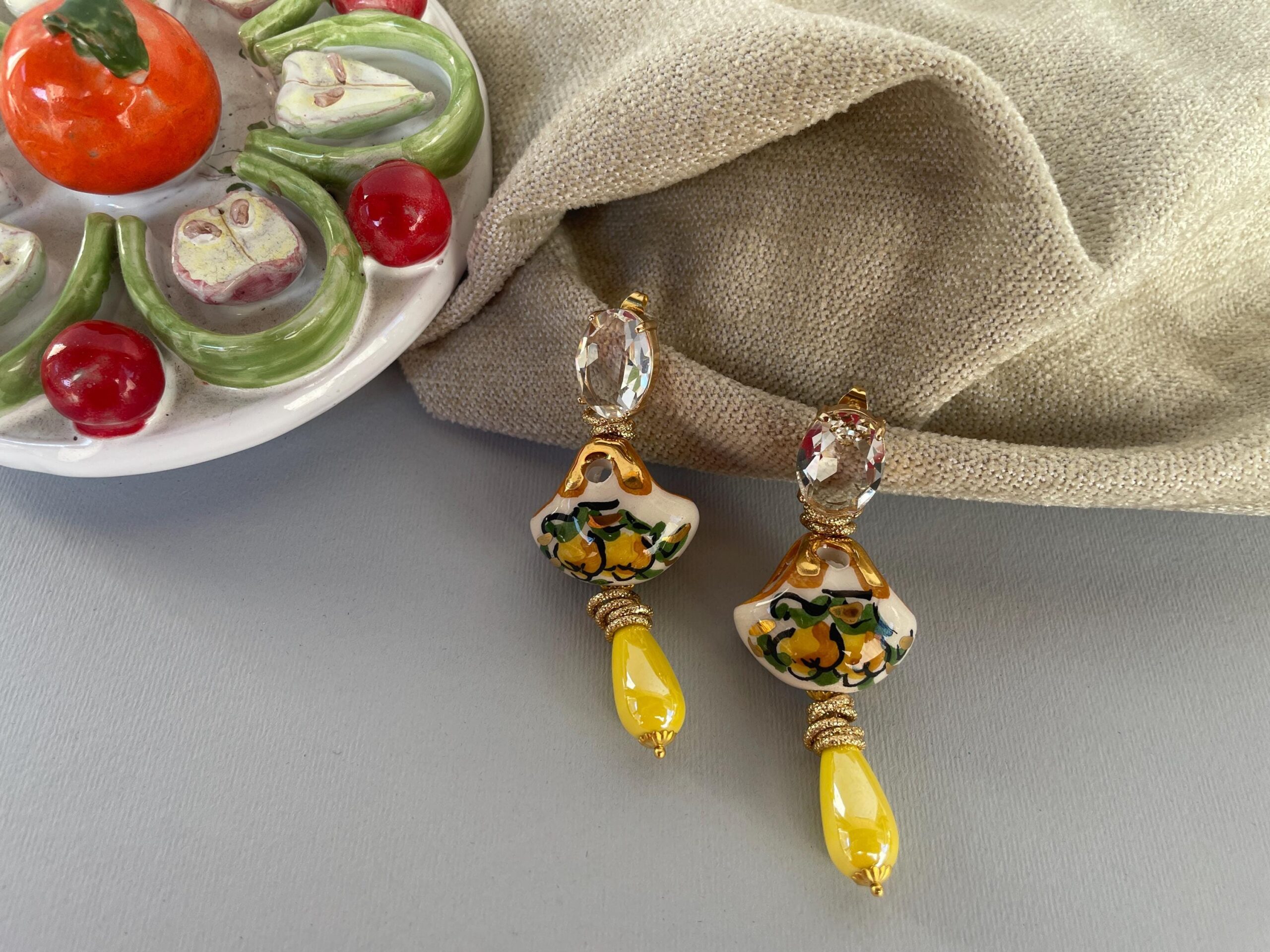 Orecchini siciliani, orecchini a perno con cristallo ovale, borsetta siciliana, orecchini ceramica di Caltagirone, Limoni e goccia gialla. Folklore siciliano