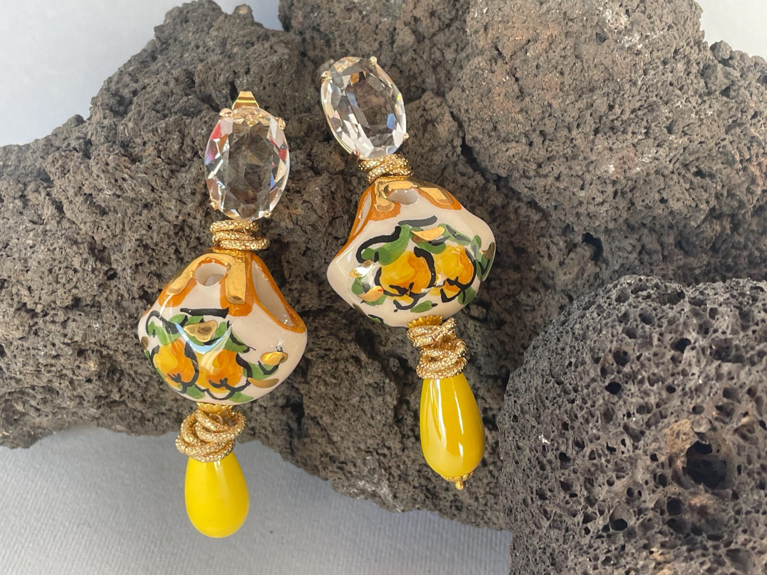 Orecchini siciliani, orecchini a perno con cristallo ovale, borsetta siciliana, orecchini ceramica di Caltagirone, Limoni e goccia gialla. Folklore siciliano