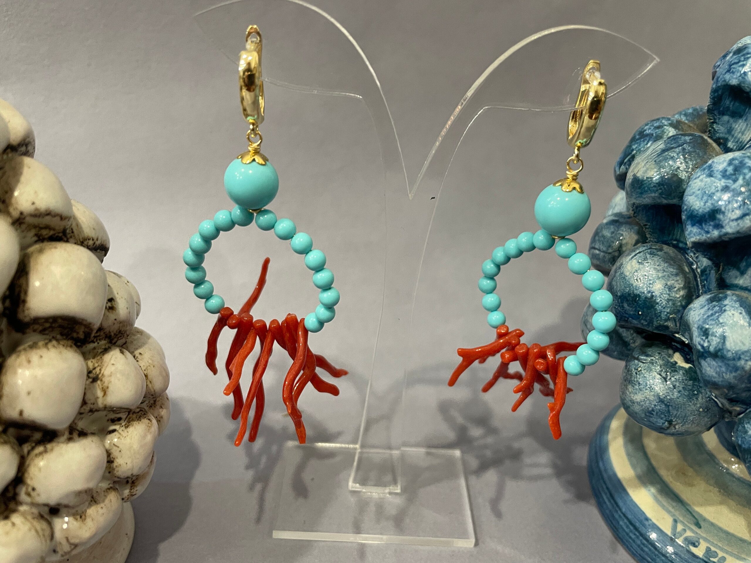 Orecchini da lobo, gancio chiuso in ottone placcato oro, pendente un anello di perle turchesi e rami di Corallo autentico del Mediterraneo. Corallo del Mediterraneo
