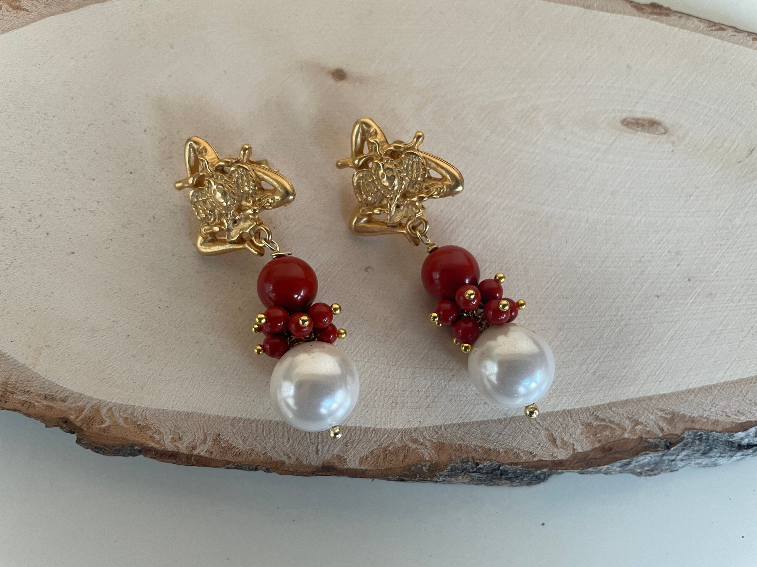 Orecchini siciliani, perno trinacria in zama oro, grappolo perle rosse, grande perla maiorca pendente, orecchini pendenti, regalo ragazza Folklore siciliano