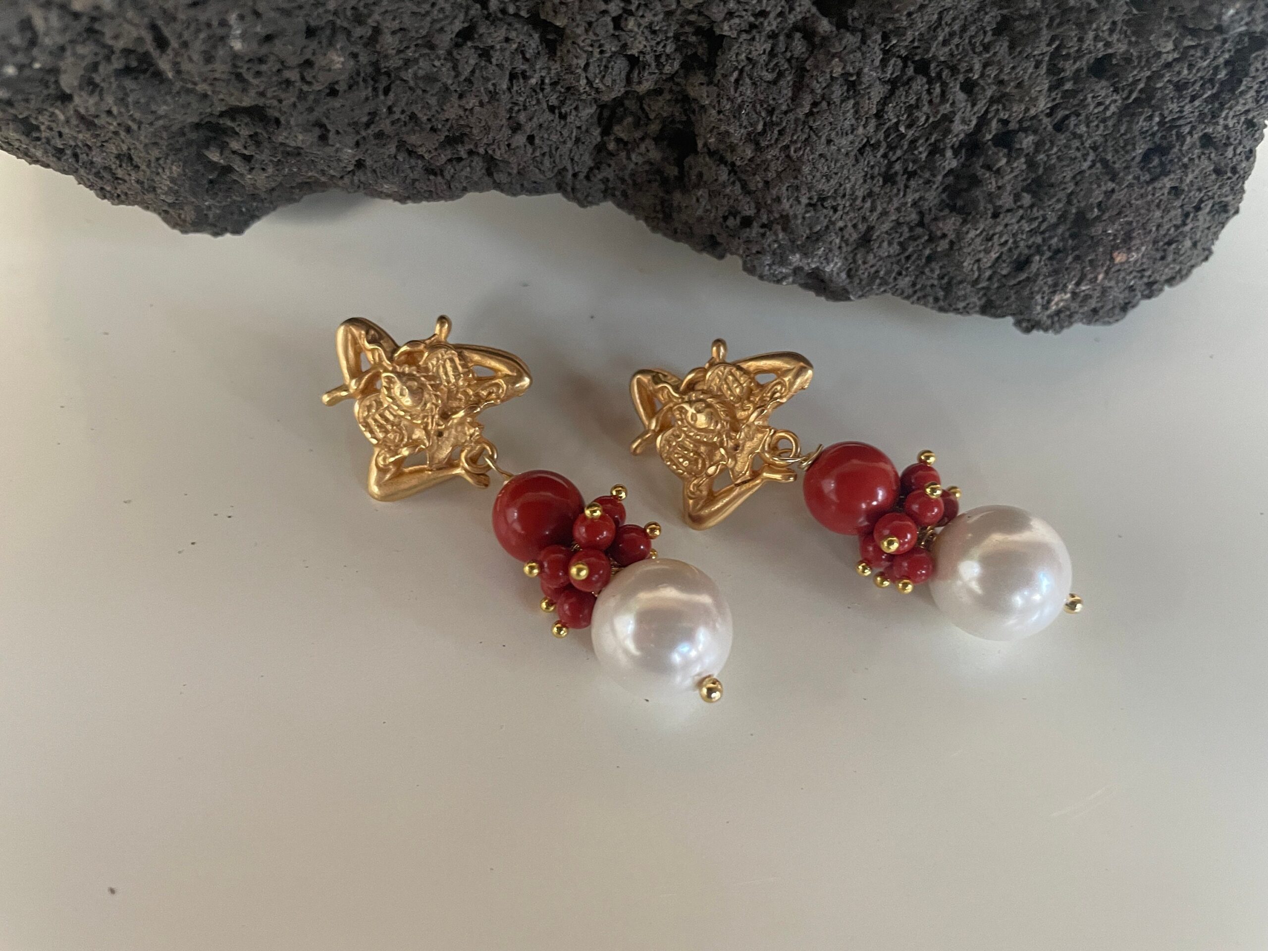 Orecchini siciliani, perno trinacria in zama oro, grappolo perle rosse, grande perla maiorca pendente, orecchini pendenti, regalo ragazza Folklore siciliano