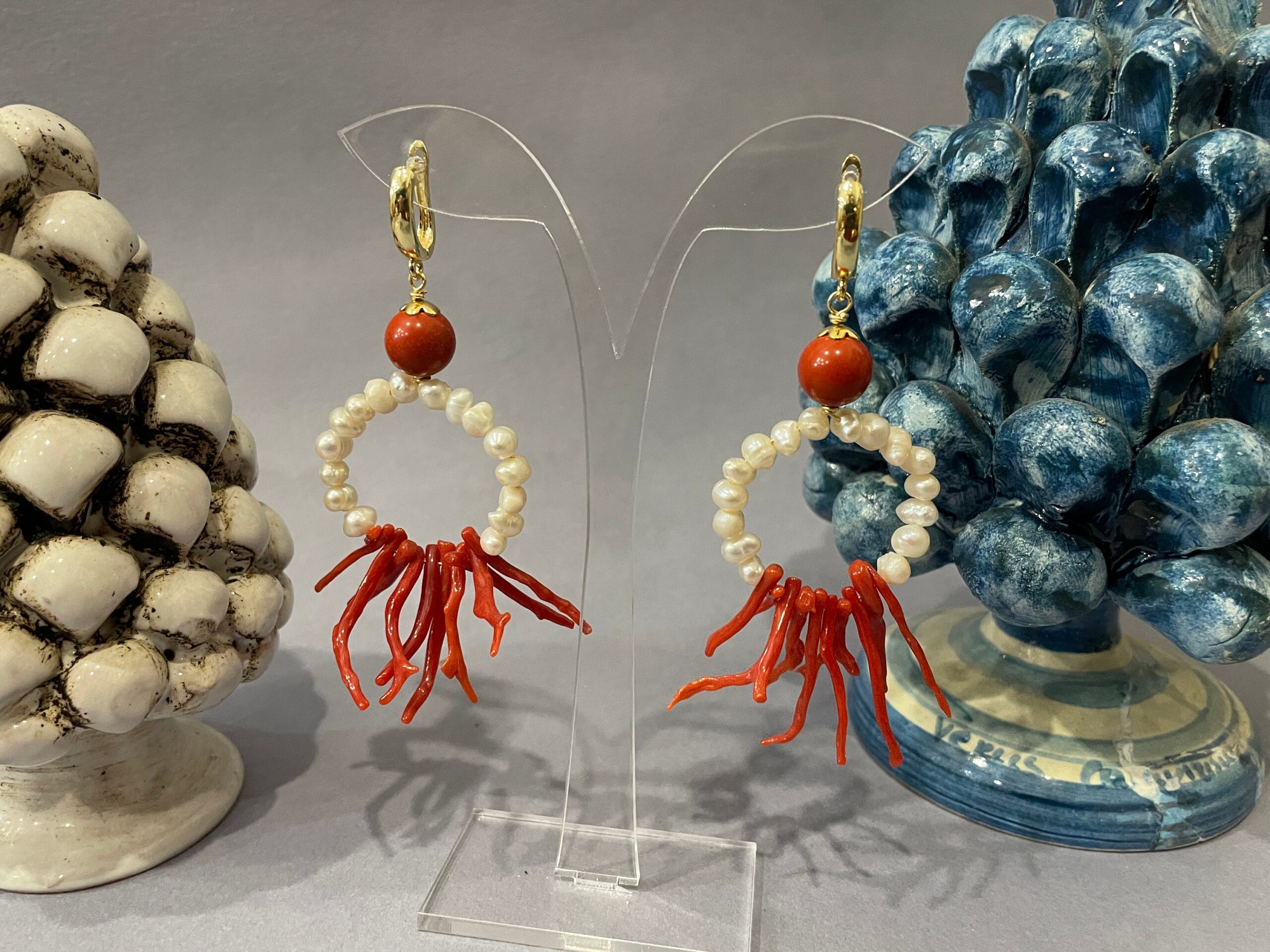 Orecchini da lobo, gancio chiuso in ottone placcato oro, pendente un anello di perle turchesi e rami di Corallo autentico del Mediterraneo. Corallo del Mediterraneo