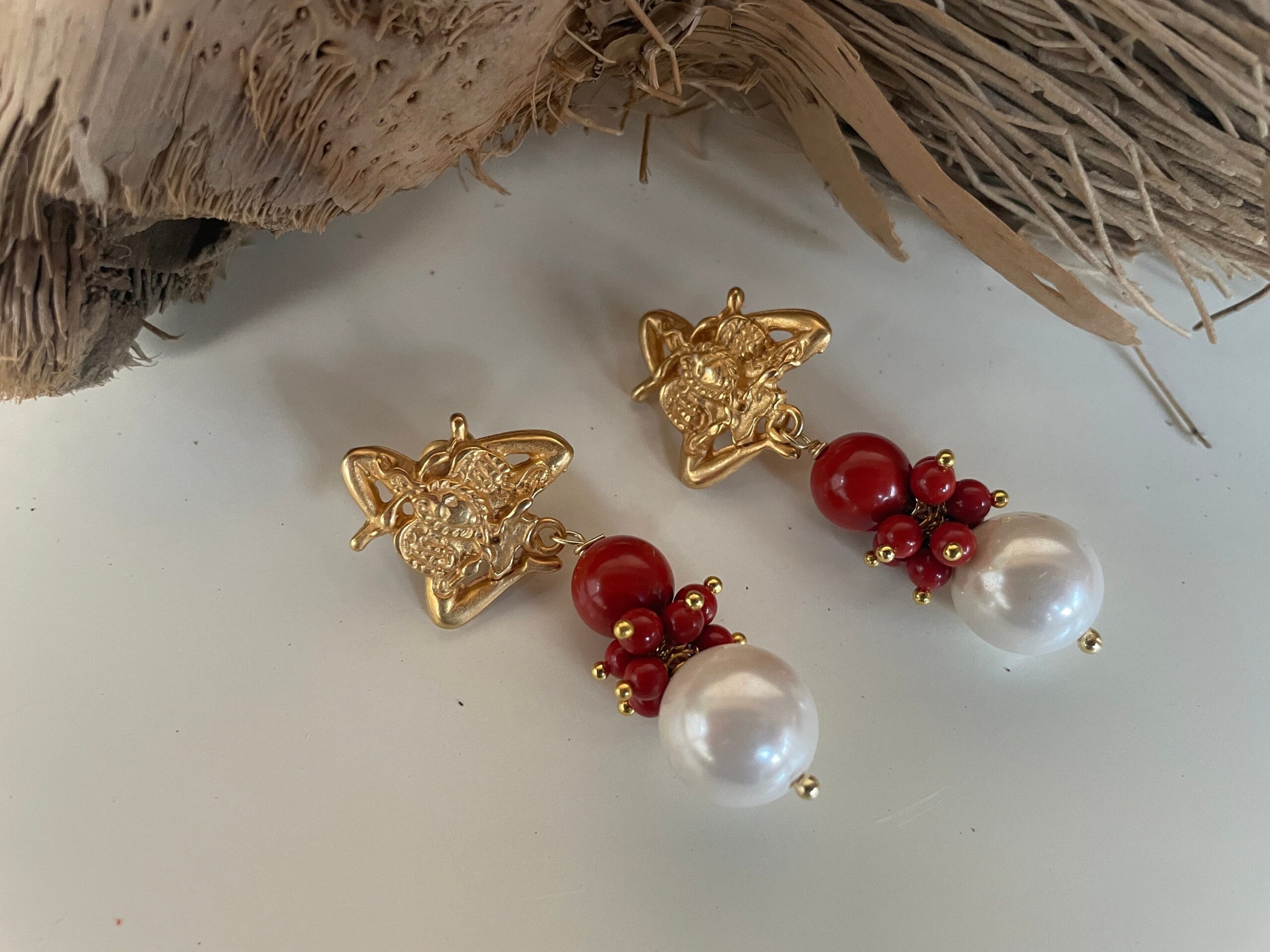 Orecchini siciliani, perno trinacria in zama oro, grappolo perle rosse, grande perla maiorca pendente, orecchini pendenti, regalo ragazza Folklore siciliano