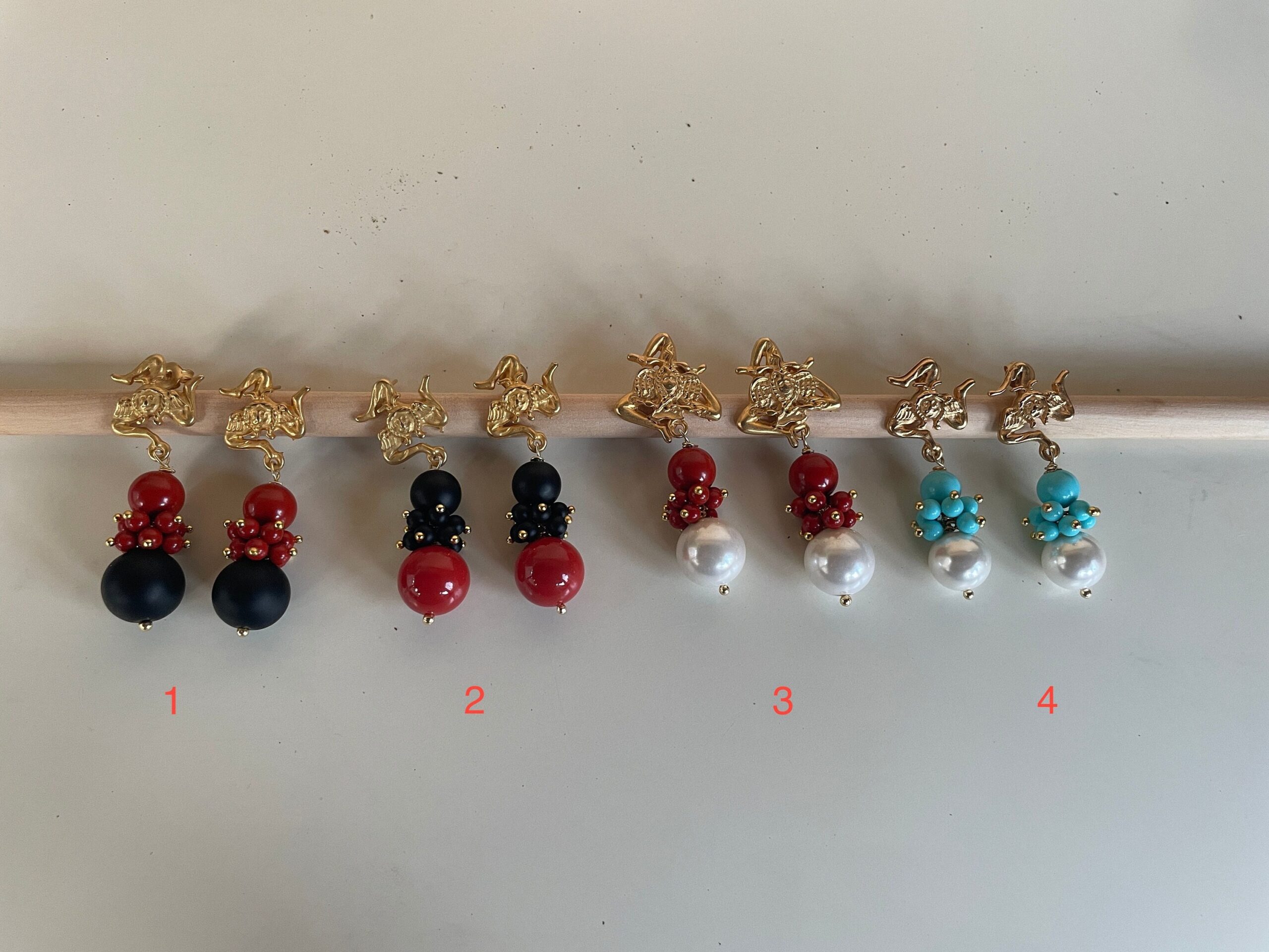 Orecchini siciliani, perno trinacria in zama oro, grappolo perle rosse, grande perla maiorca pendente, orecchini pendenti, regalo ragazza Folklore siciliano
