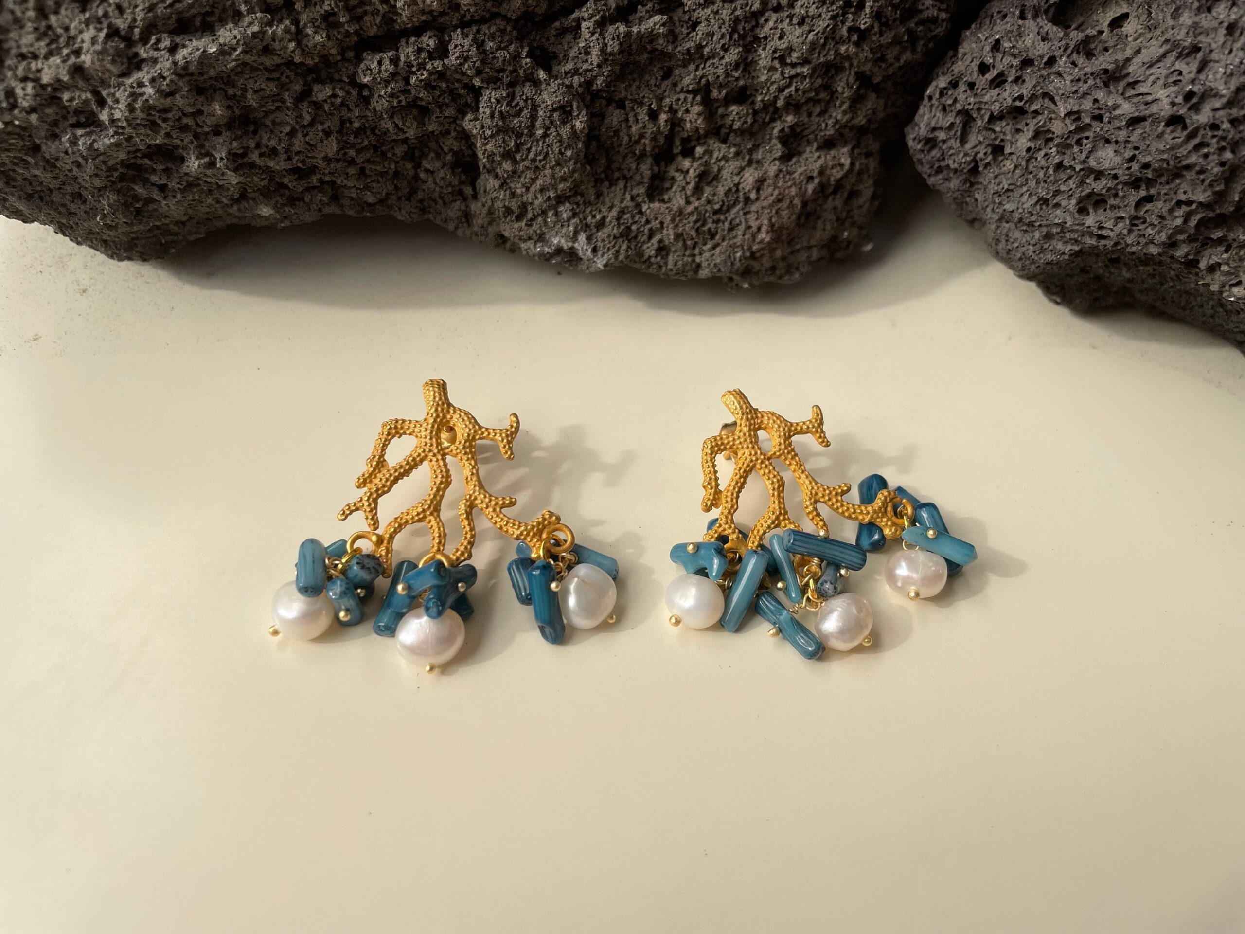 Orecchini con perno in ottone, ramo di corallo, chips blu e perle di fiume Orecchini caratteristici siciliani