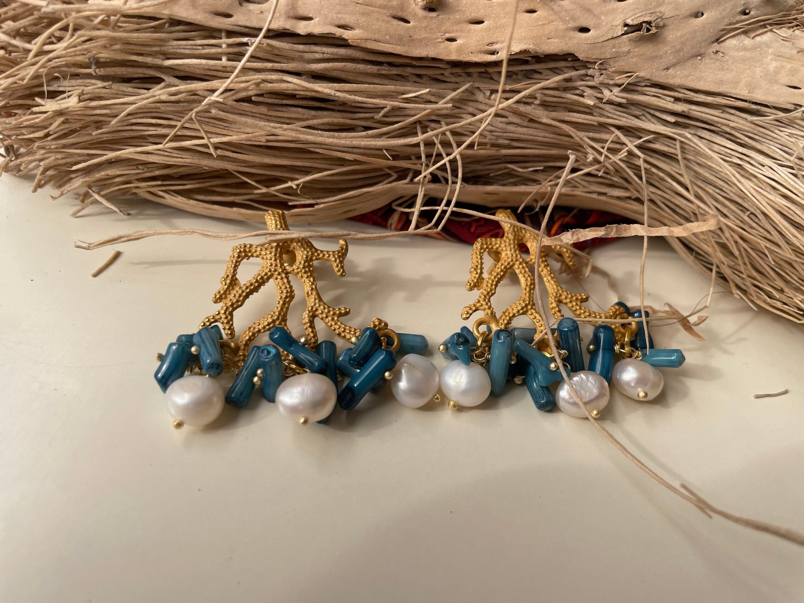 Orecchini con perno in ottone, ramo di corallo, chips blu e perle di fiume Orecchini caratteristici siciliani