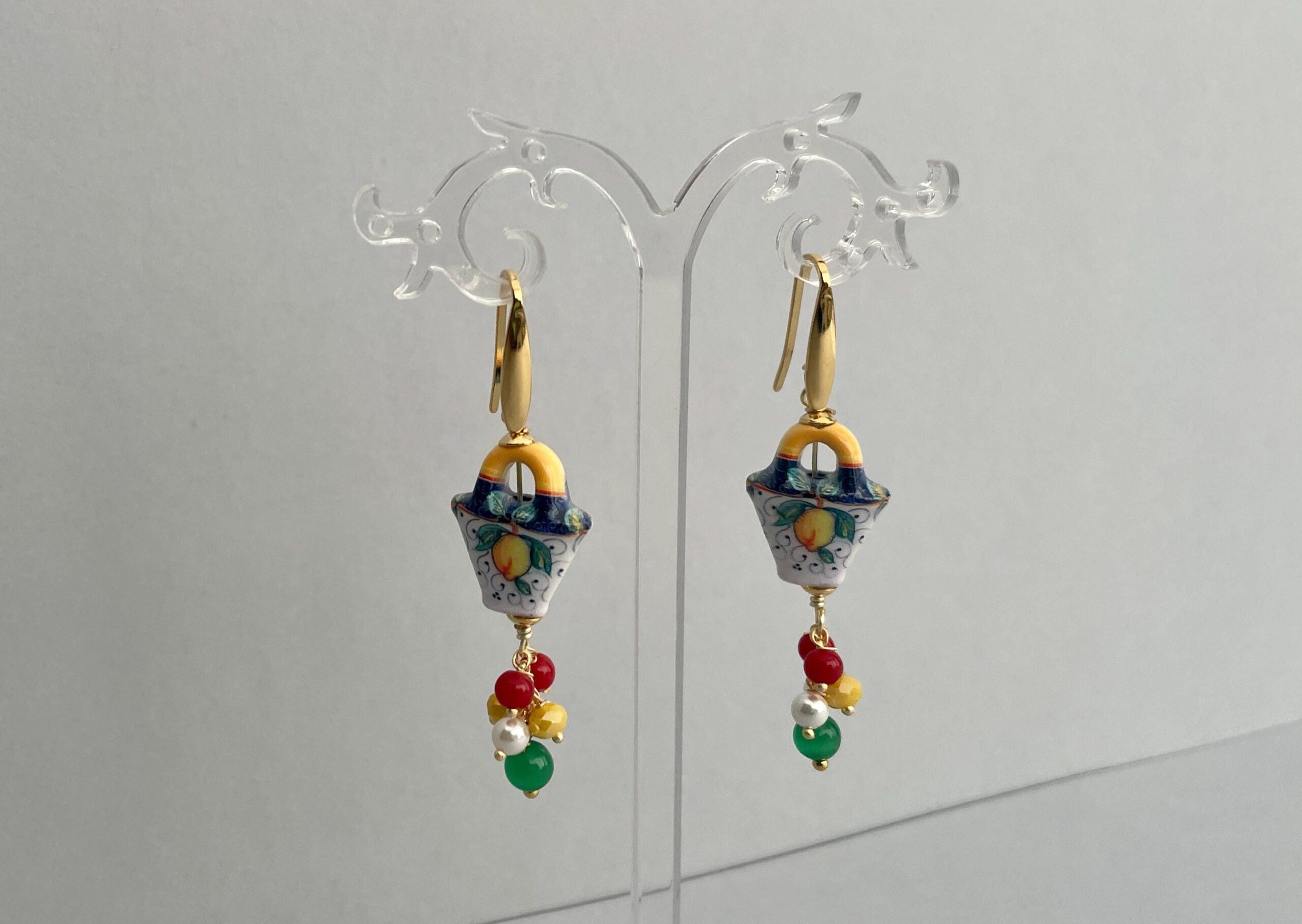 Orecchini pendenti con borsetta in ceramica di Caltagirone e grappolo di perle di pietre miste e perle di fiume, orecchini siciliani. Folklore siciliano