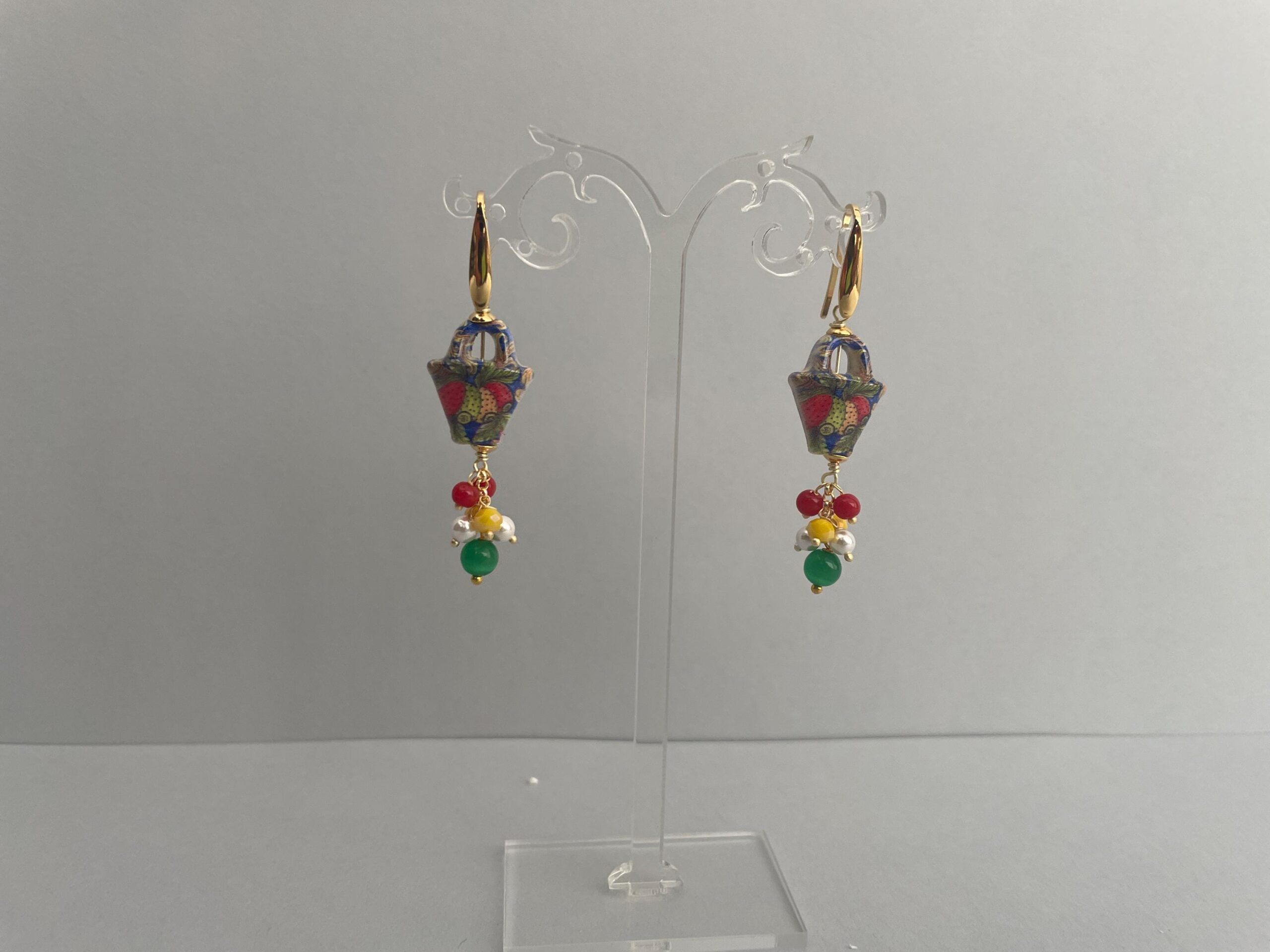 Orecchini pendenti con borsetta in ceramica di Caltagirone e grappolo di perle di pietre miste e perle di fiume, orecchini siciliani. Folklore siciliano