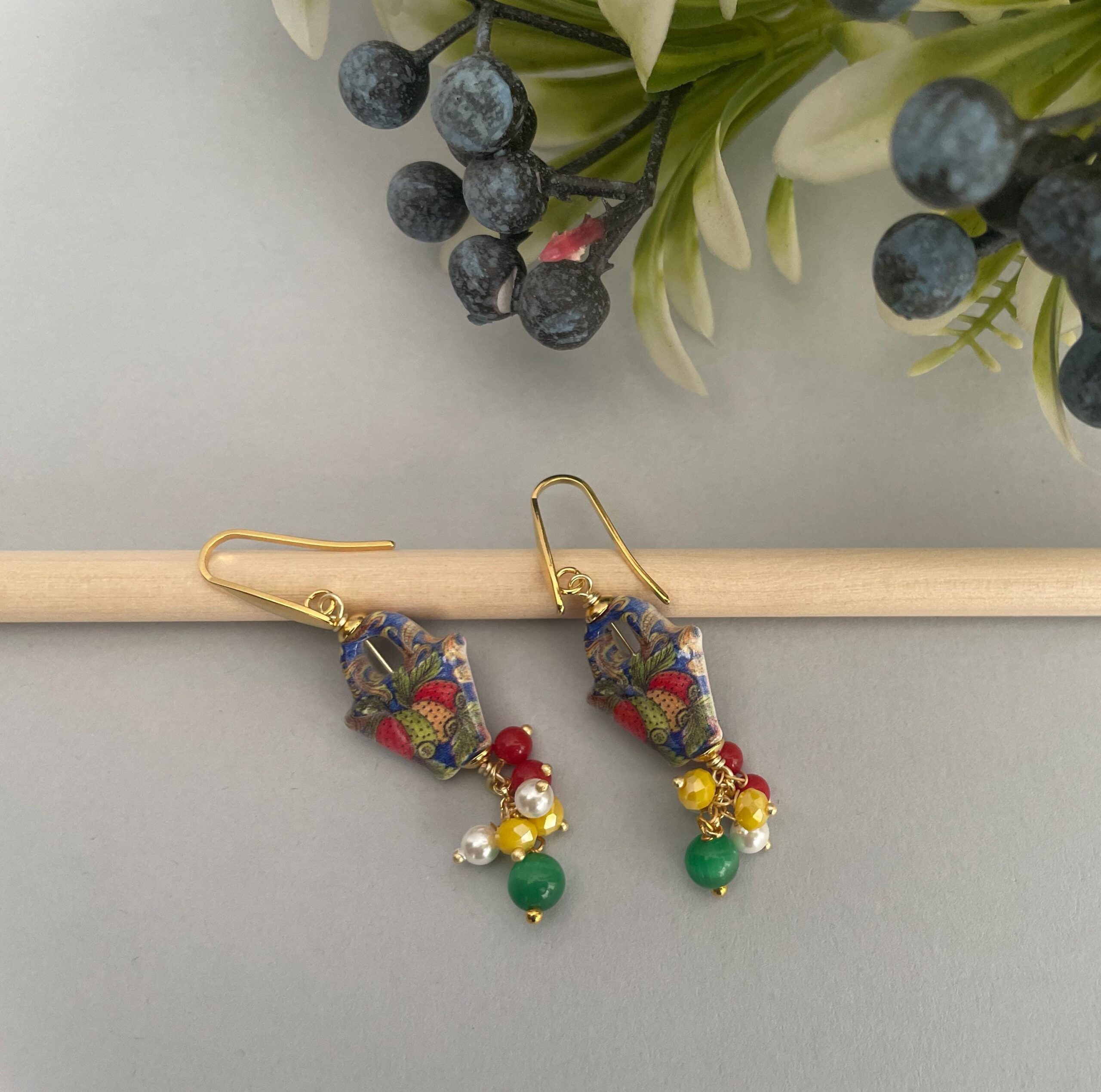 Orecchini pendenti con borsetta in ceramica di Caltagirone e grappolo di perle di pietre miste e perle di fiume, orecchini siciliani. Folklore siciliano