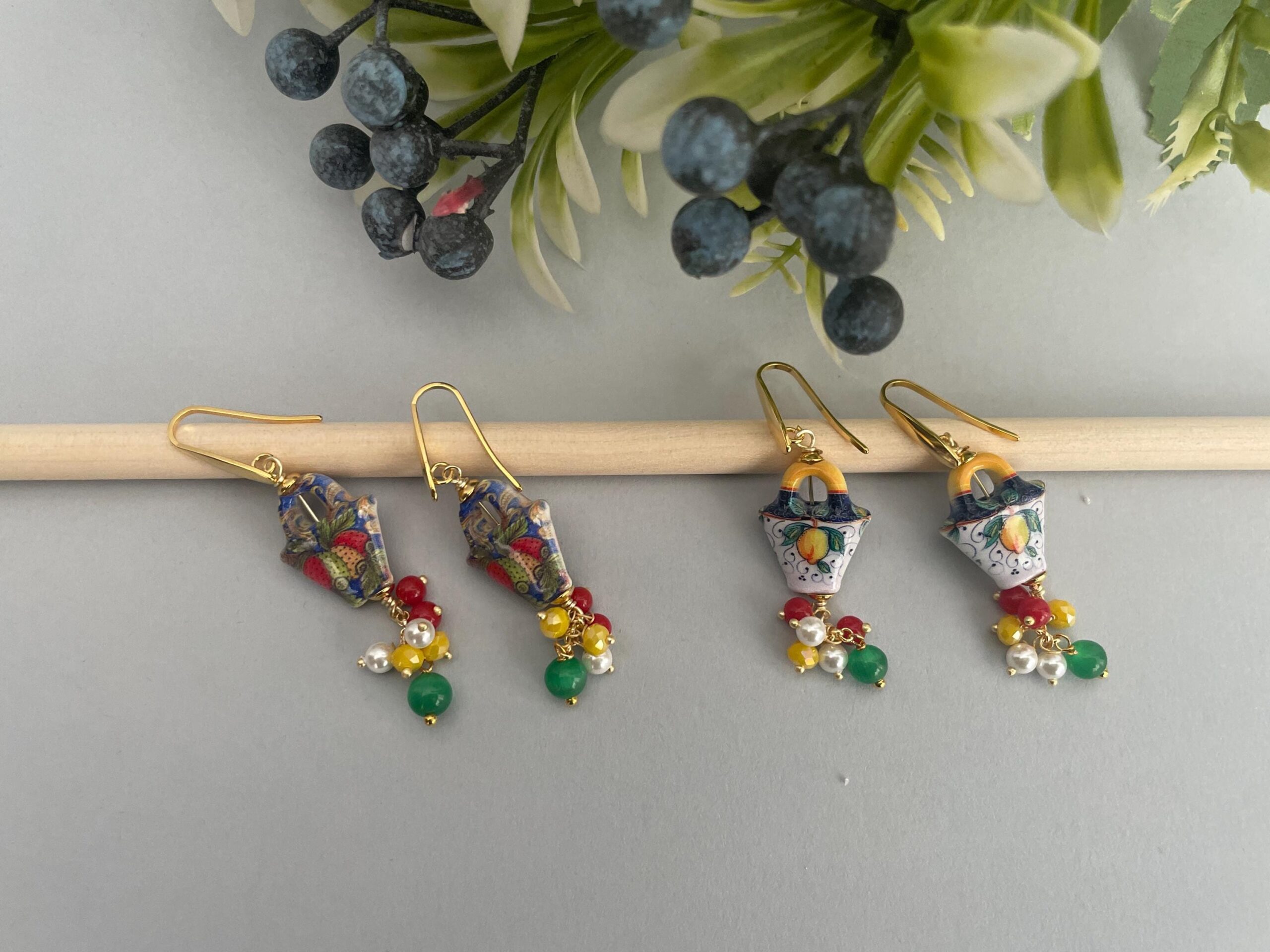 Orecchini pendenti con borsetta in ceramica di Caltagirone e grappolo di perle di pietre miste e perle di fiume, orecchini siciliani. Folklore siciliano