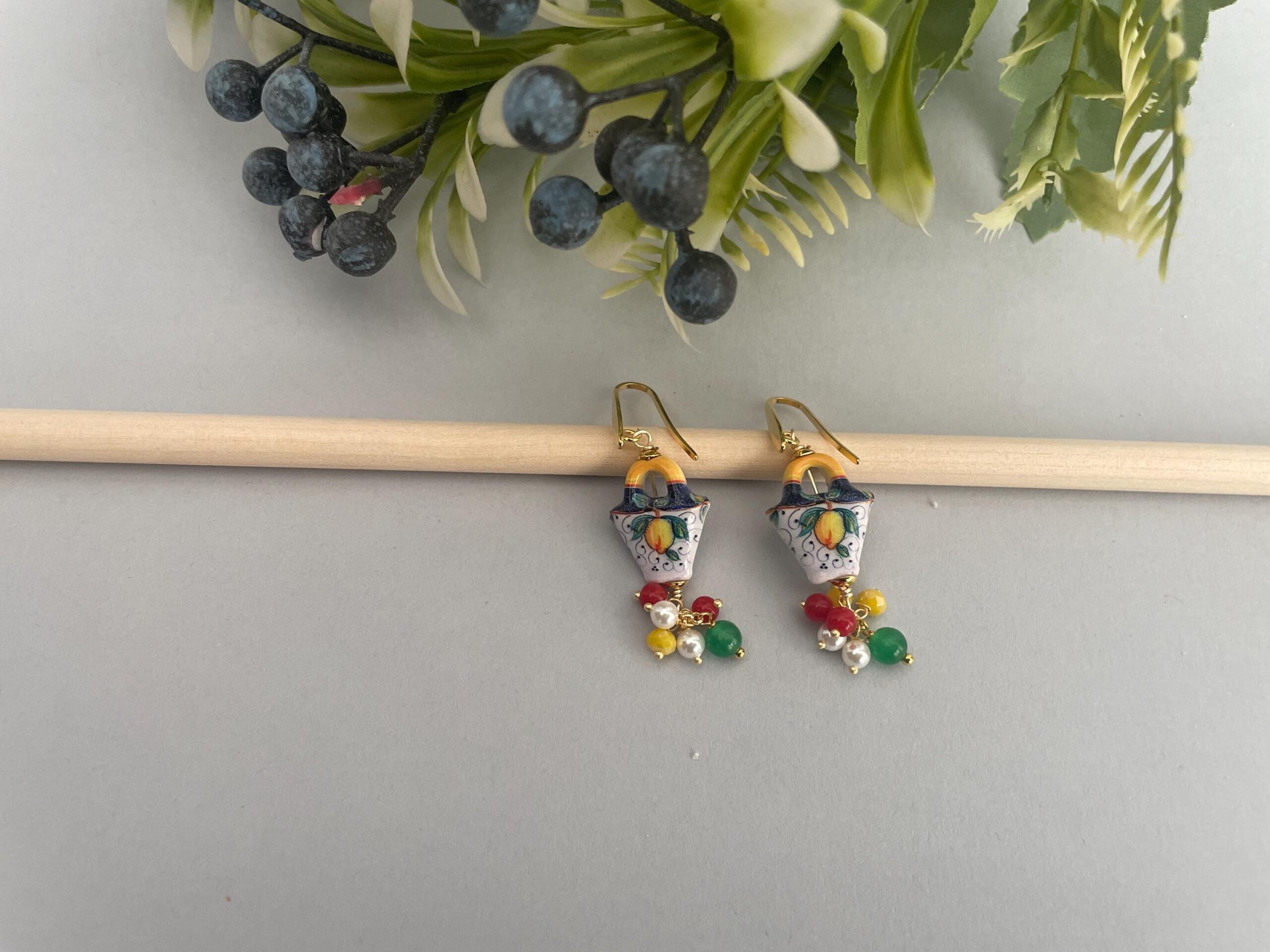 Orecchini pendenti con borsetta in ceramica di Caltagirone e grappolo di perle di pietre miste e perle di fiume, orecchini siciliani. Folklore siciliano
