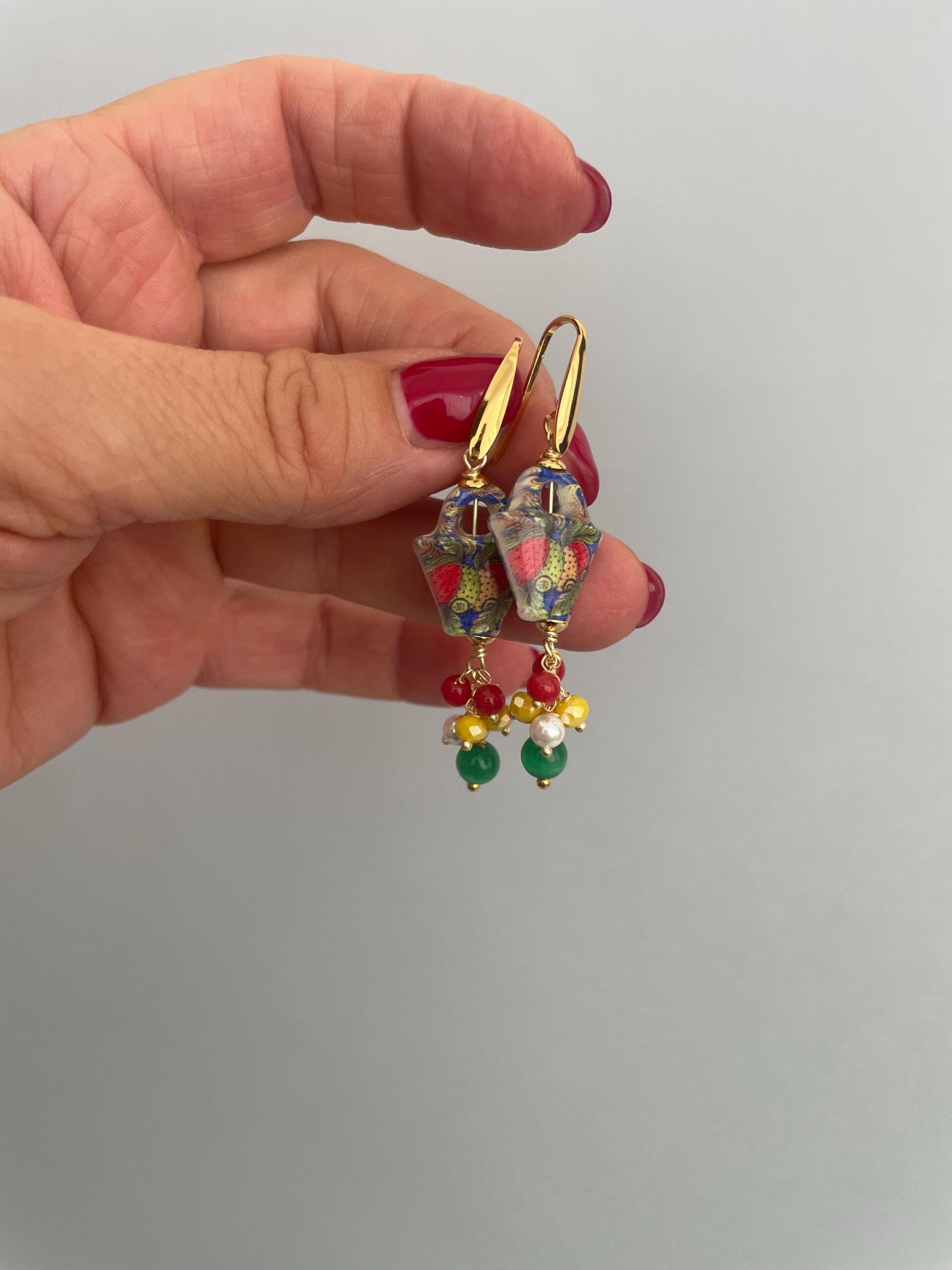Orecchini pendenti con borsetta in ceramica di Caltagirone e grappolo di perle di pietre miste e perle di fiume, orecchini siciliani. Folklore siciliano