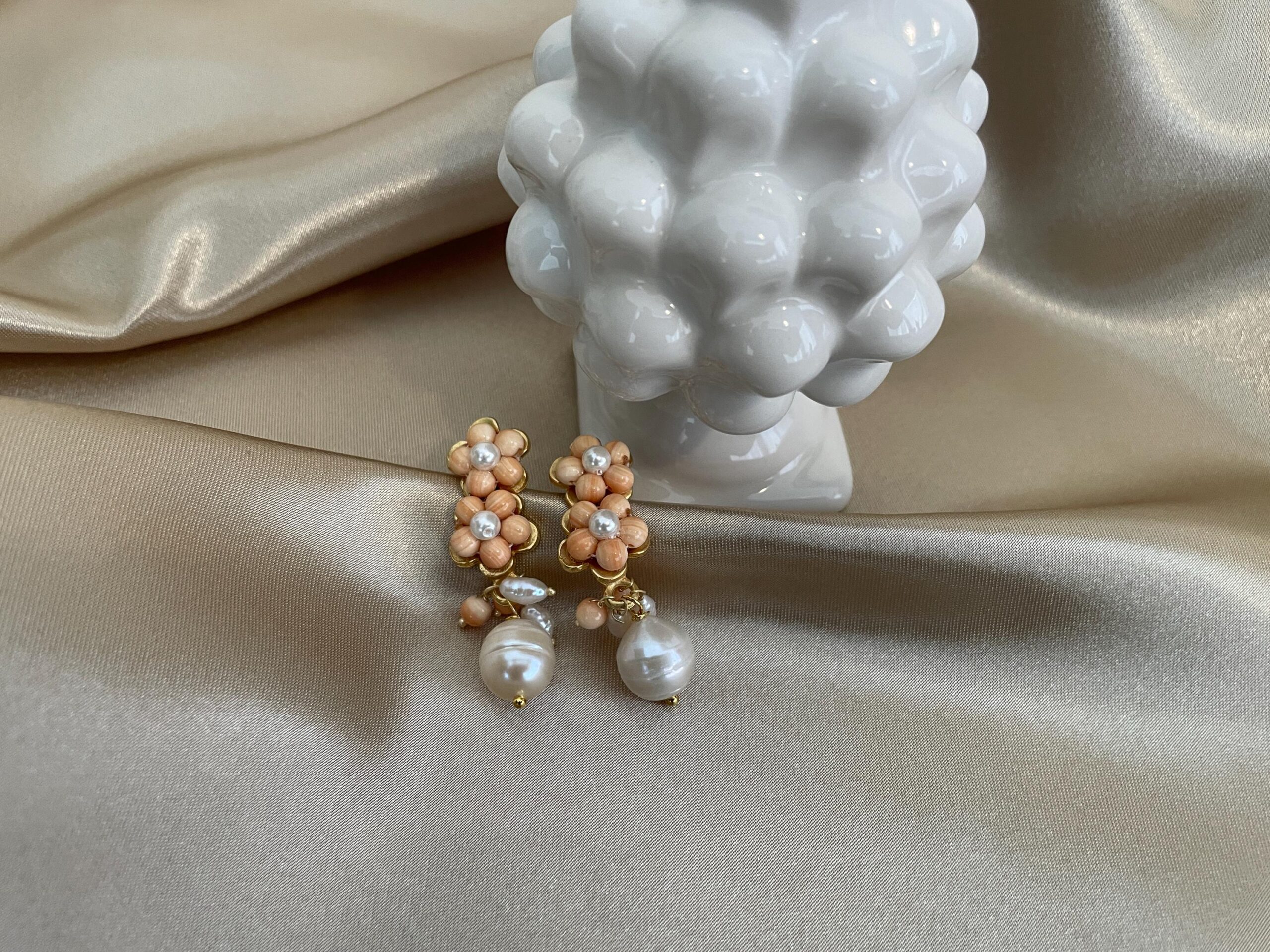Orecchini pendenti con fiori di Corniola chiara e perle barocche. Orecchini caratteristici siciliani