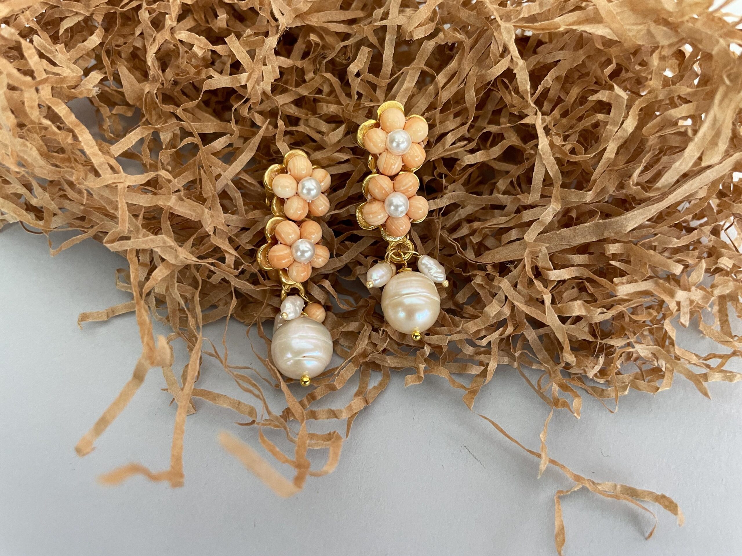 Orecchini pendenti con fiori di Corniola chiara e perle barocche. Orecchini caratteristici siciliani
