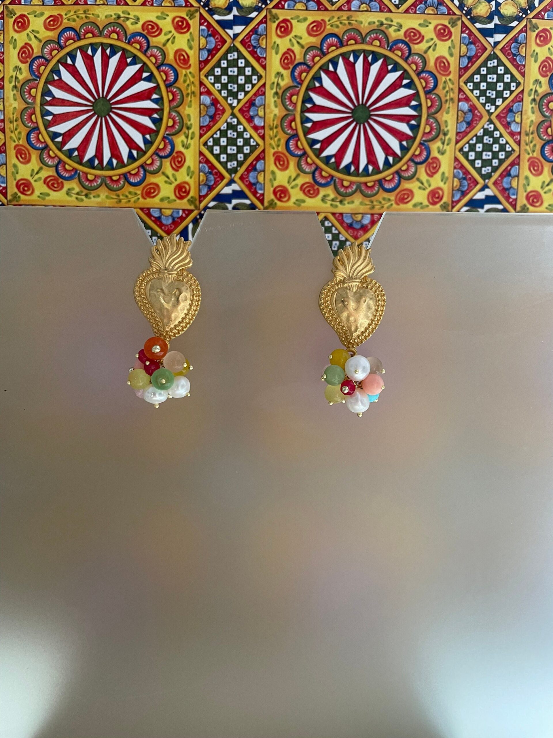 Orecchini cuore sacro, ottone, orecchini a grappolo con perle assortite e perle di fiume  orecchini colorati, regalo per lei. Cuori e cuori Sacri