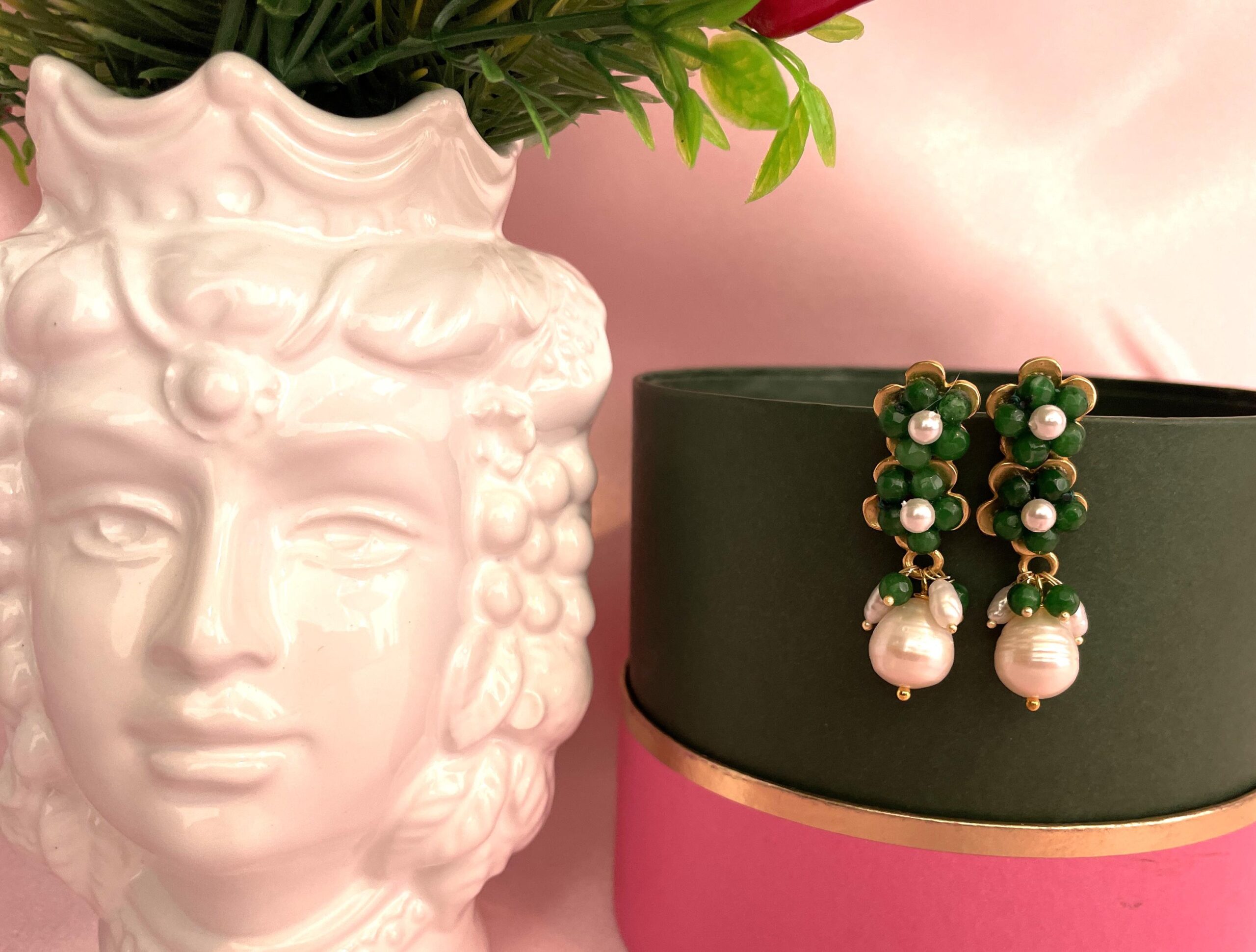 Orecchini siciliani con fiori di Agata verde e perle barocche pendenti. Orecchini caratteristici siciliani