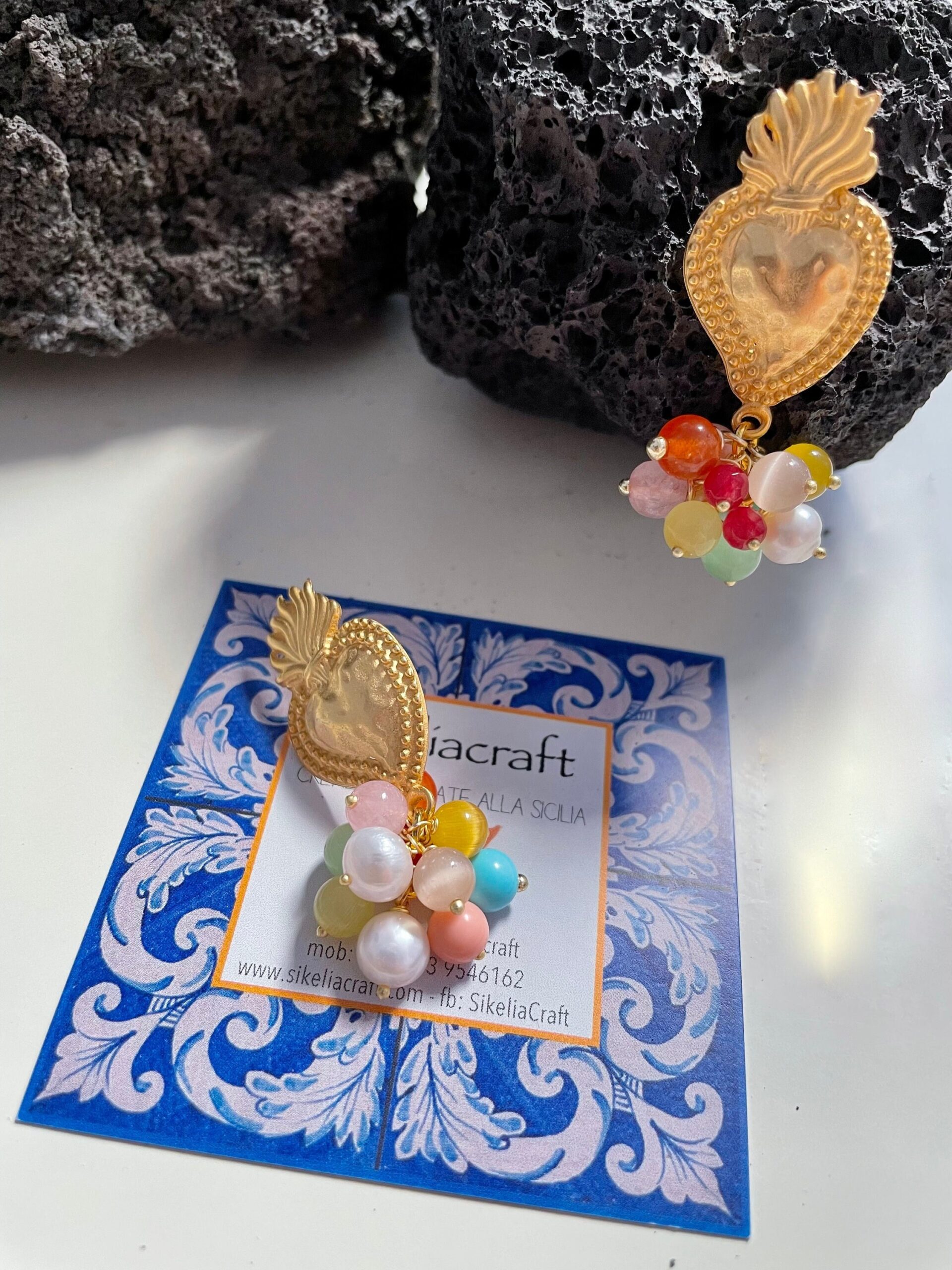 Orecchini cuore sacro, ottone, orecchini a grappolo con perle assortite e perle di fiume  orecchini colorati, regalo per lei. Cuori e cuori Sacri