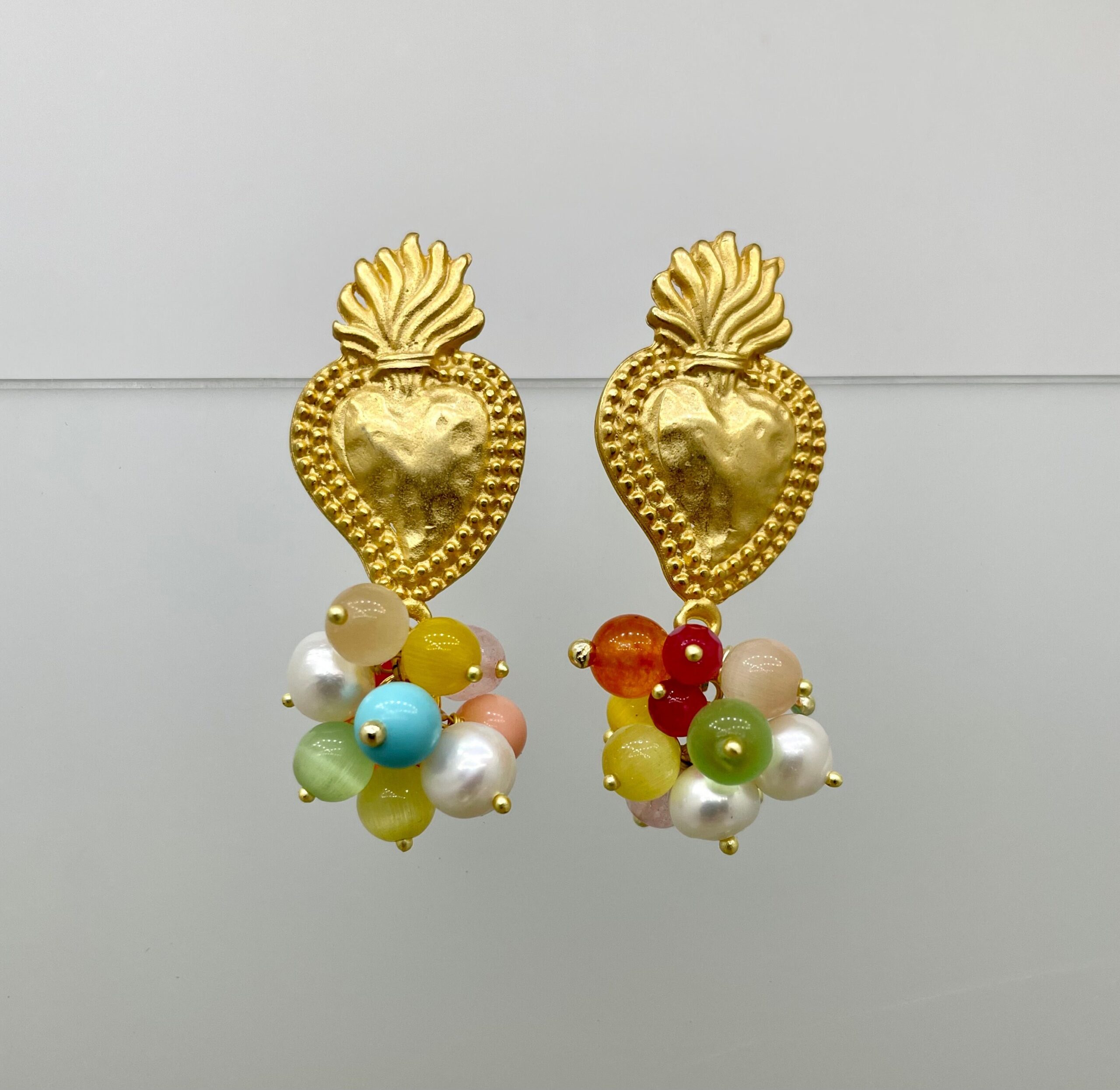 Orecchini cuore sacro, ottone, orecchini a grappolo con perle assortite e perle di fiume  orecchini colorati, regalo per lei. Cuori e cuori Sacri