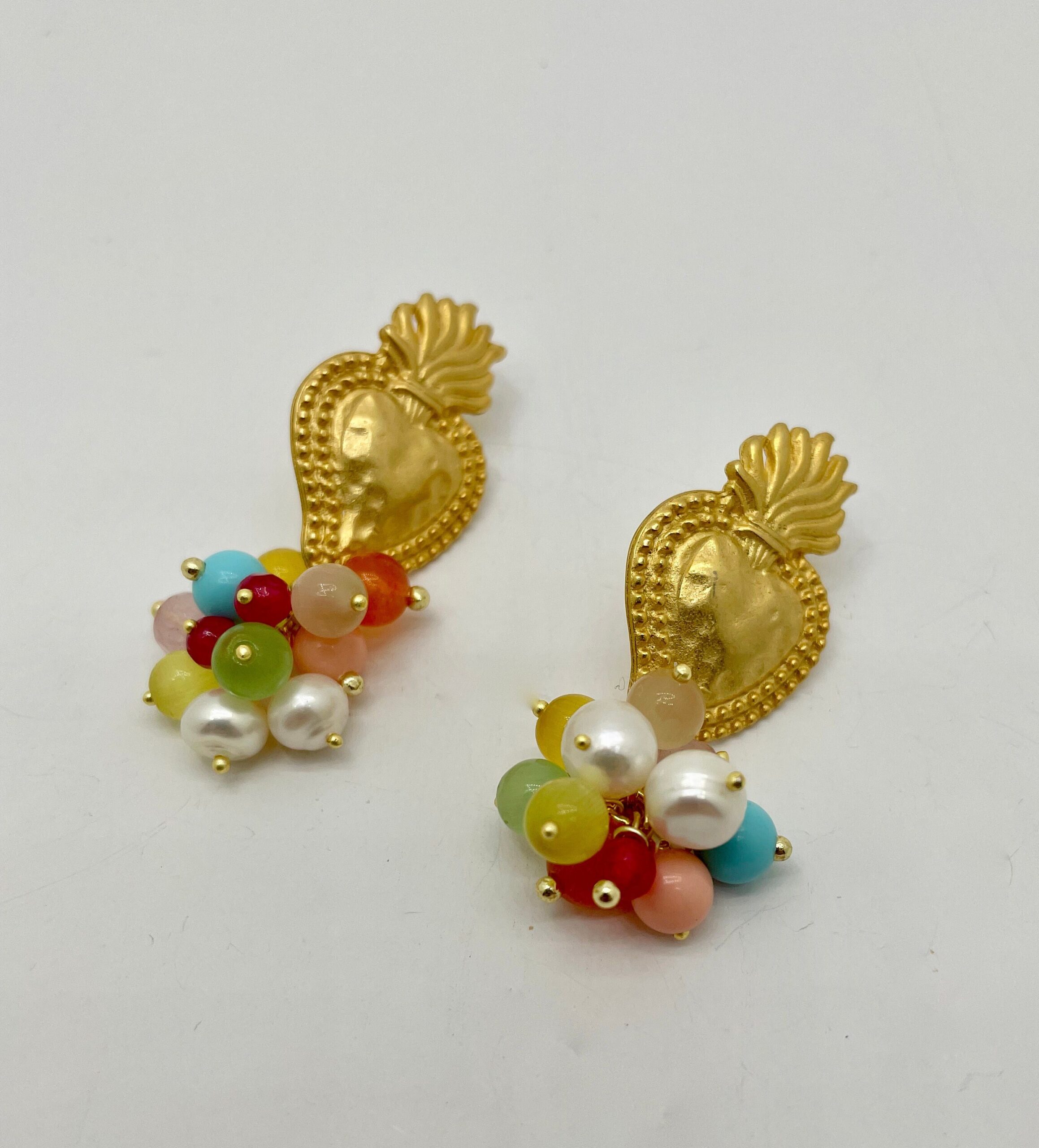 Orecchini cuore sacro, ottone, orecchini a grappolo con perle assortite e perle di fiume  orecchini colorati, regalo per lei. Cuori e cuori Sacri